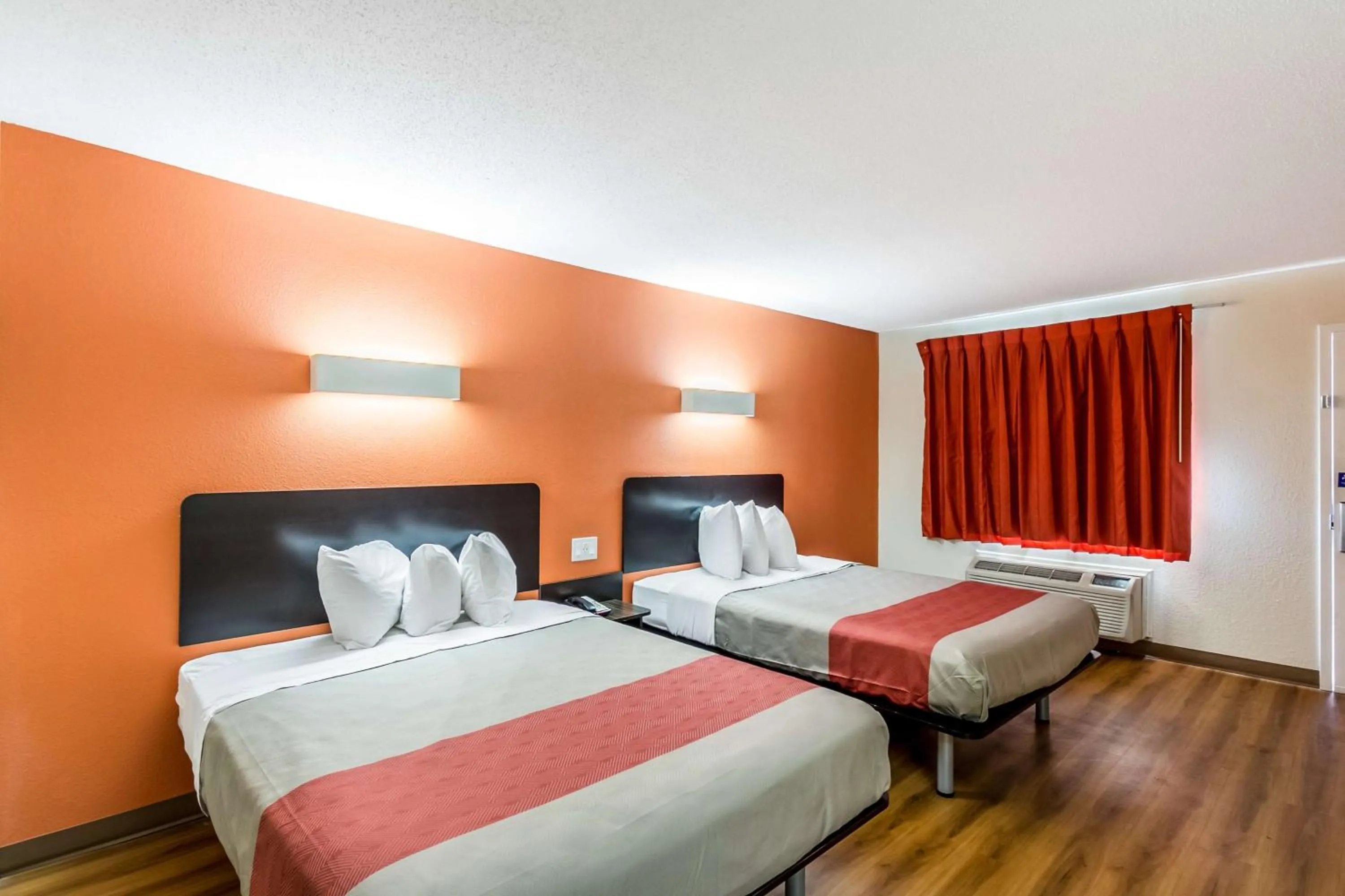 Photo of the whole room, Bed in Motel 6 New Brunswick