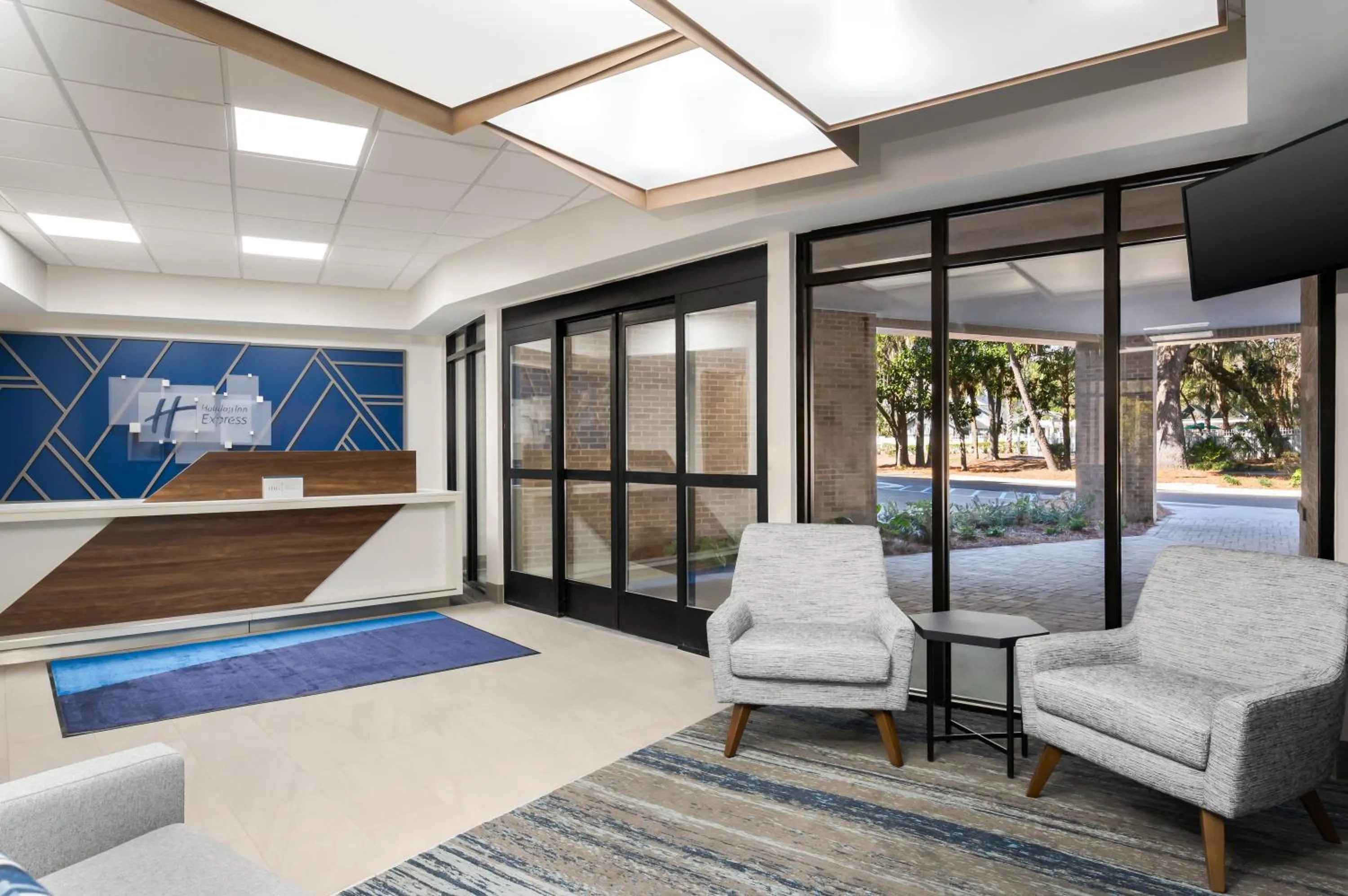 Lobby or reception, Bed in Holiday Inn Express Hilton Head Island by IHG