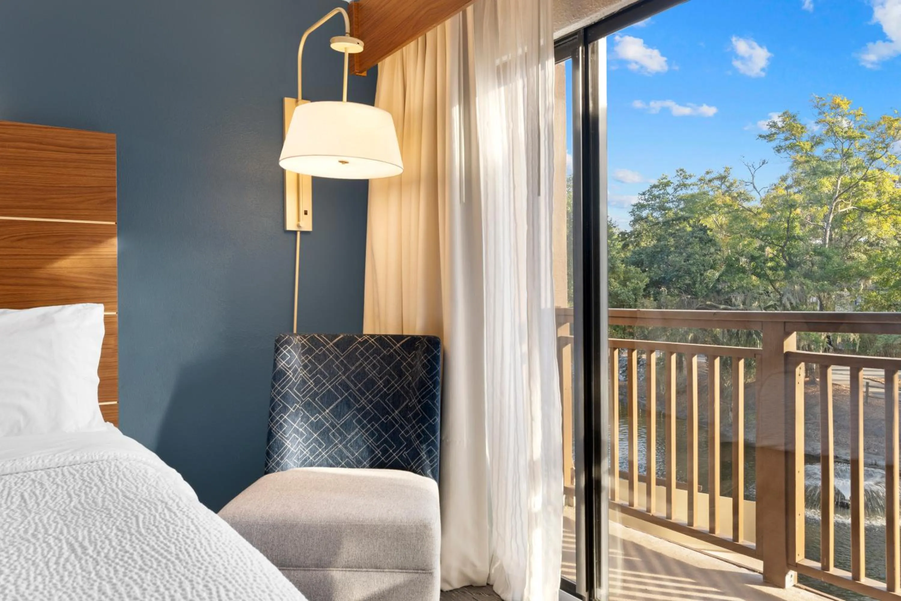 Balcony/Terrace, Bed in Holiday Inn Express Hilton Head Island by IHG