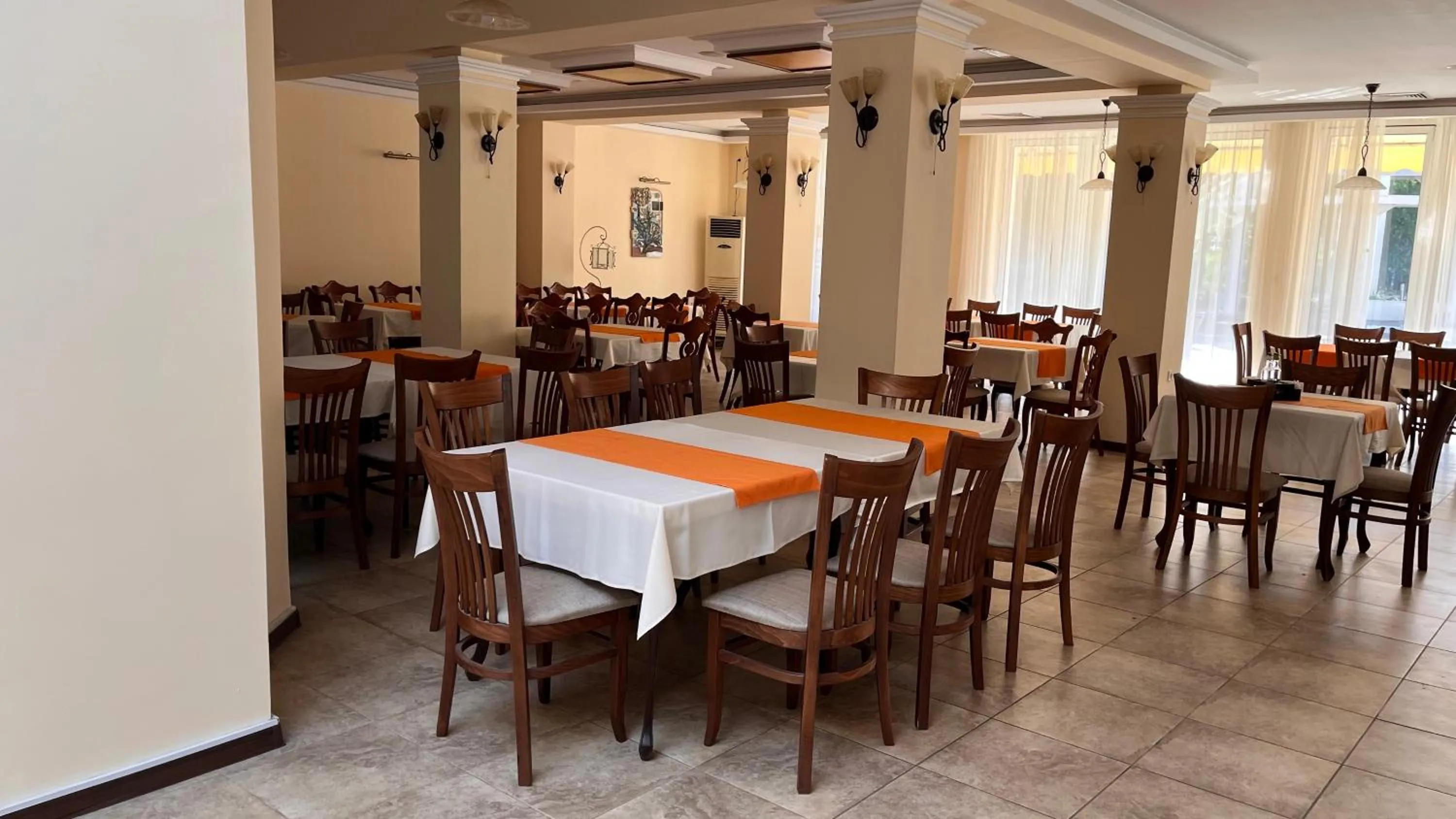 Restaurant/places to eat in Park hotel Bellevue