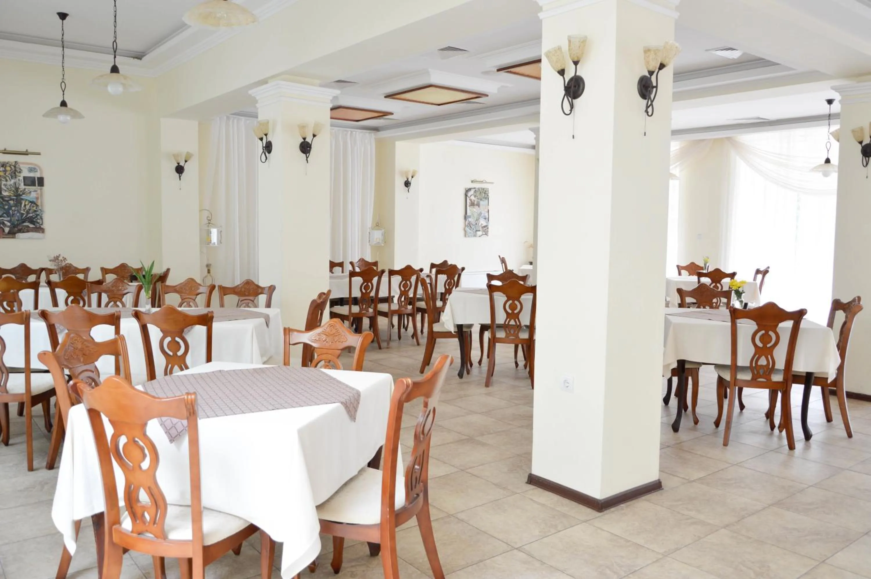 Restaurant/places to eat in Park hotel Bellevue