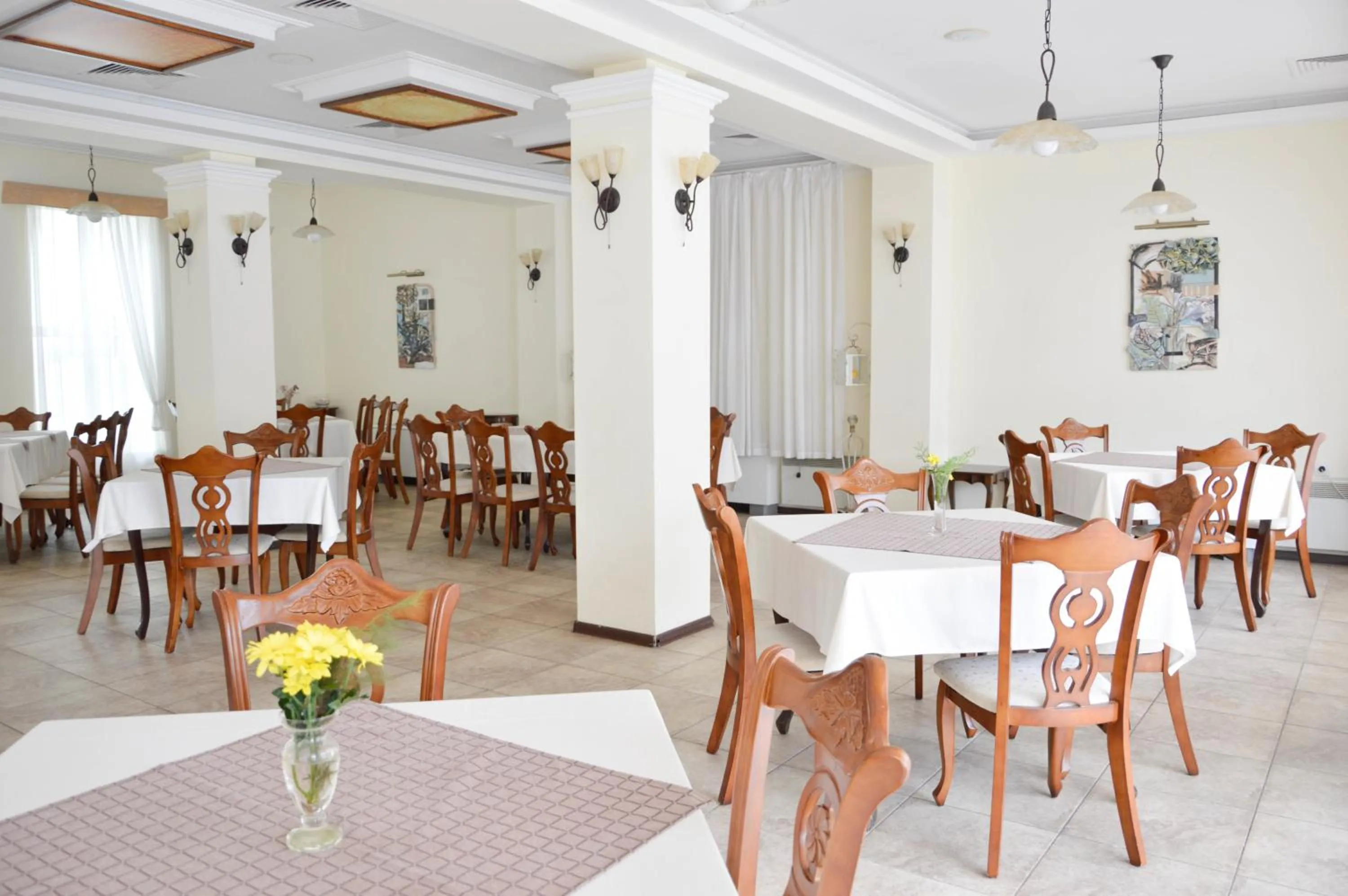 Restaurant/places to eat in Park hotel Bellevue