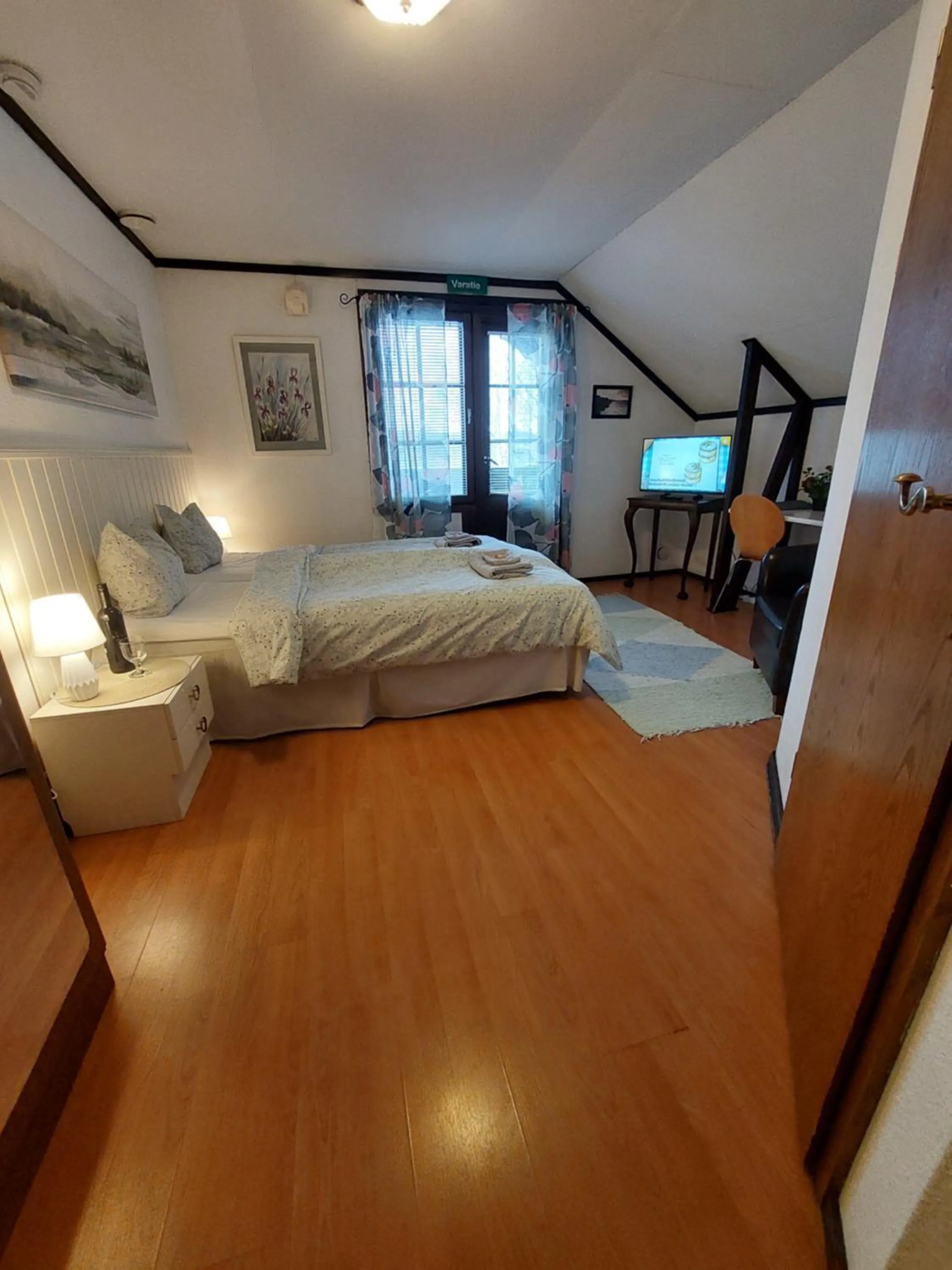 Bedroom, Bed in Cronin's Guesthouse Bed & Breakfast