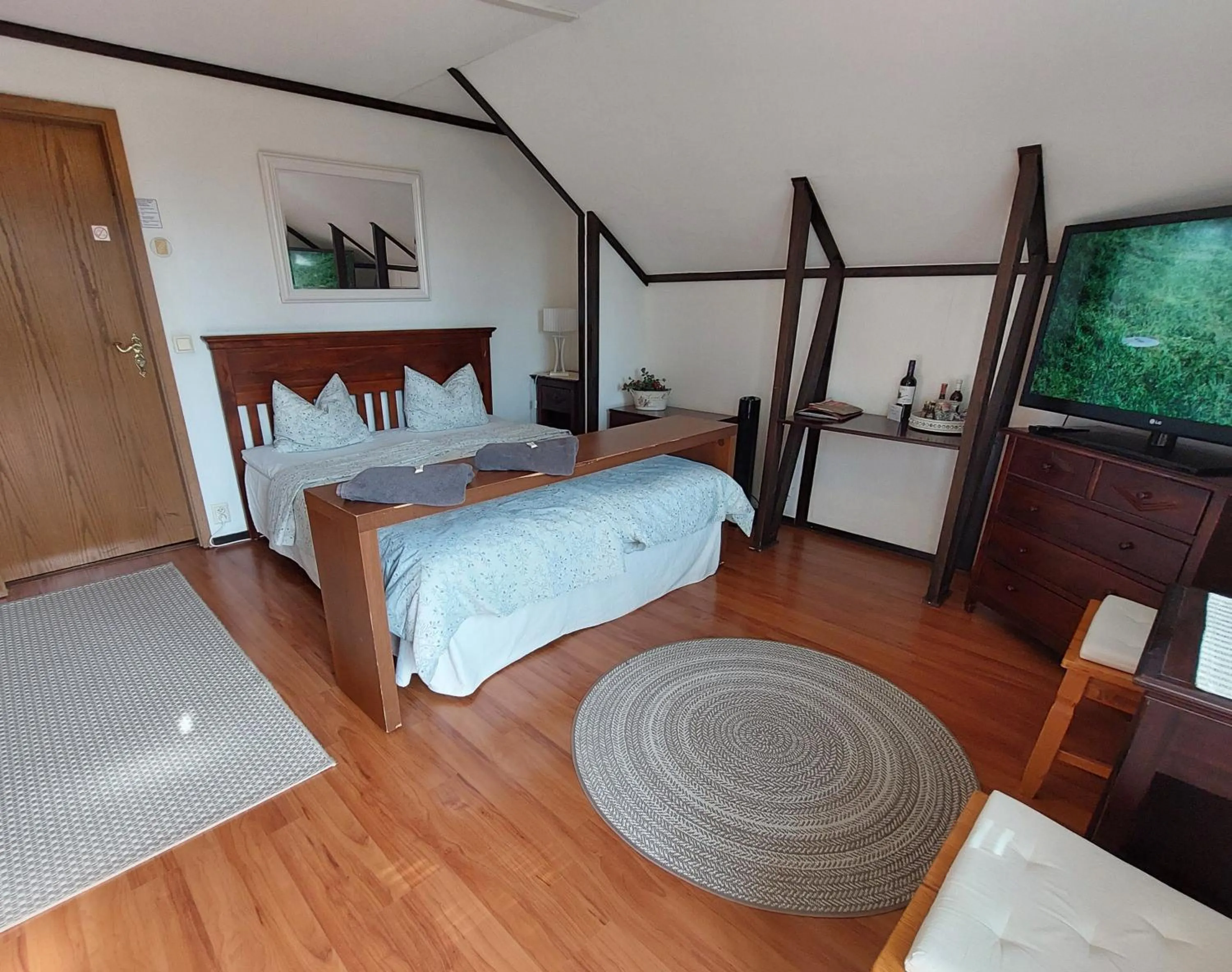 Bedroom, Bed in Cronin's Guesthouse Bed & Breakfast