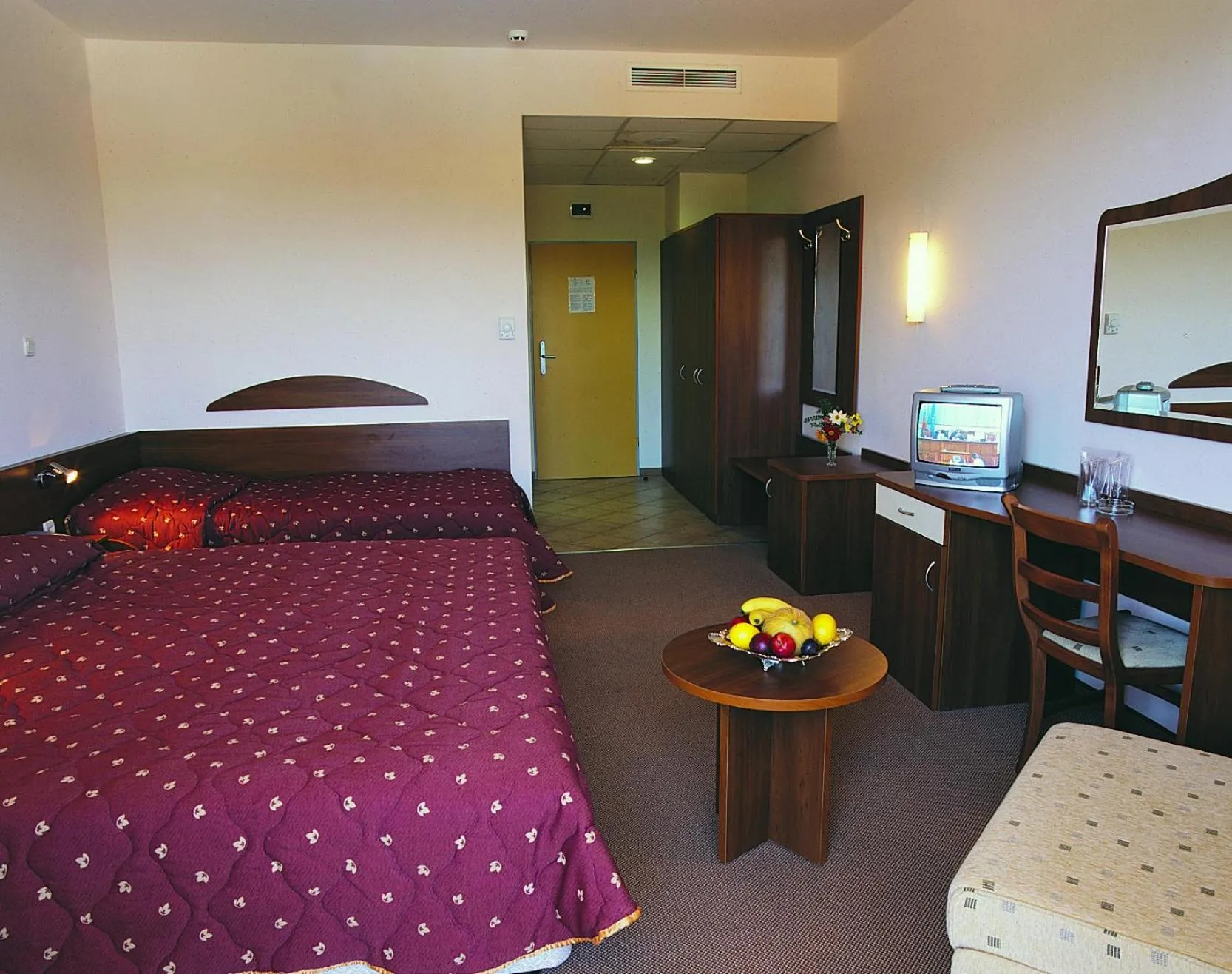 Photo of the whole room, Bed in Continental Park Hotel