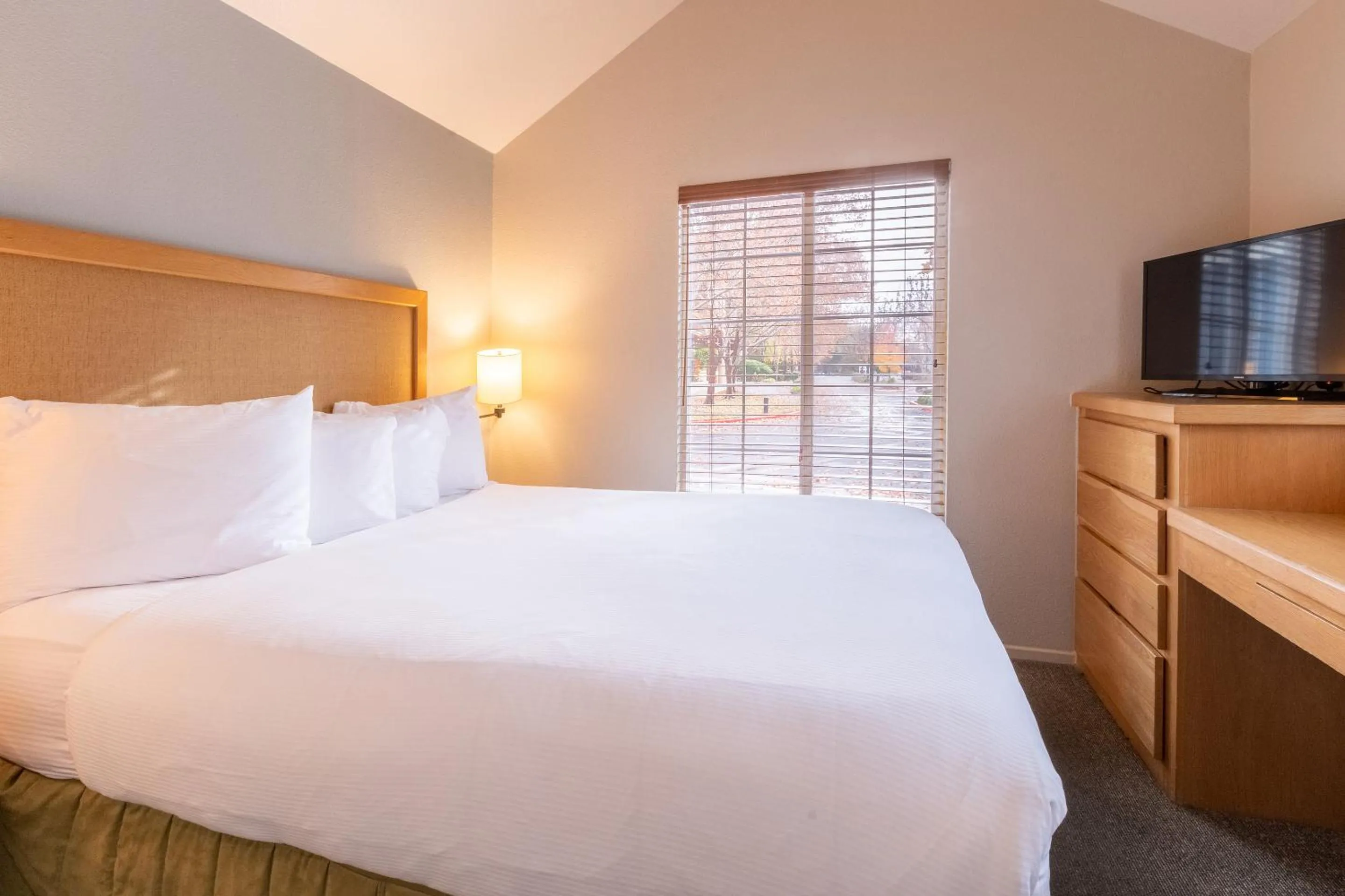 Bedroom, Bed in RiverPointe Napa Valley Resort