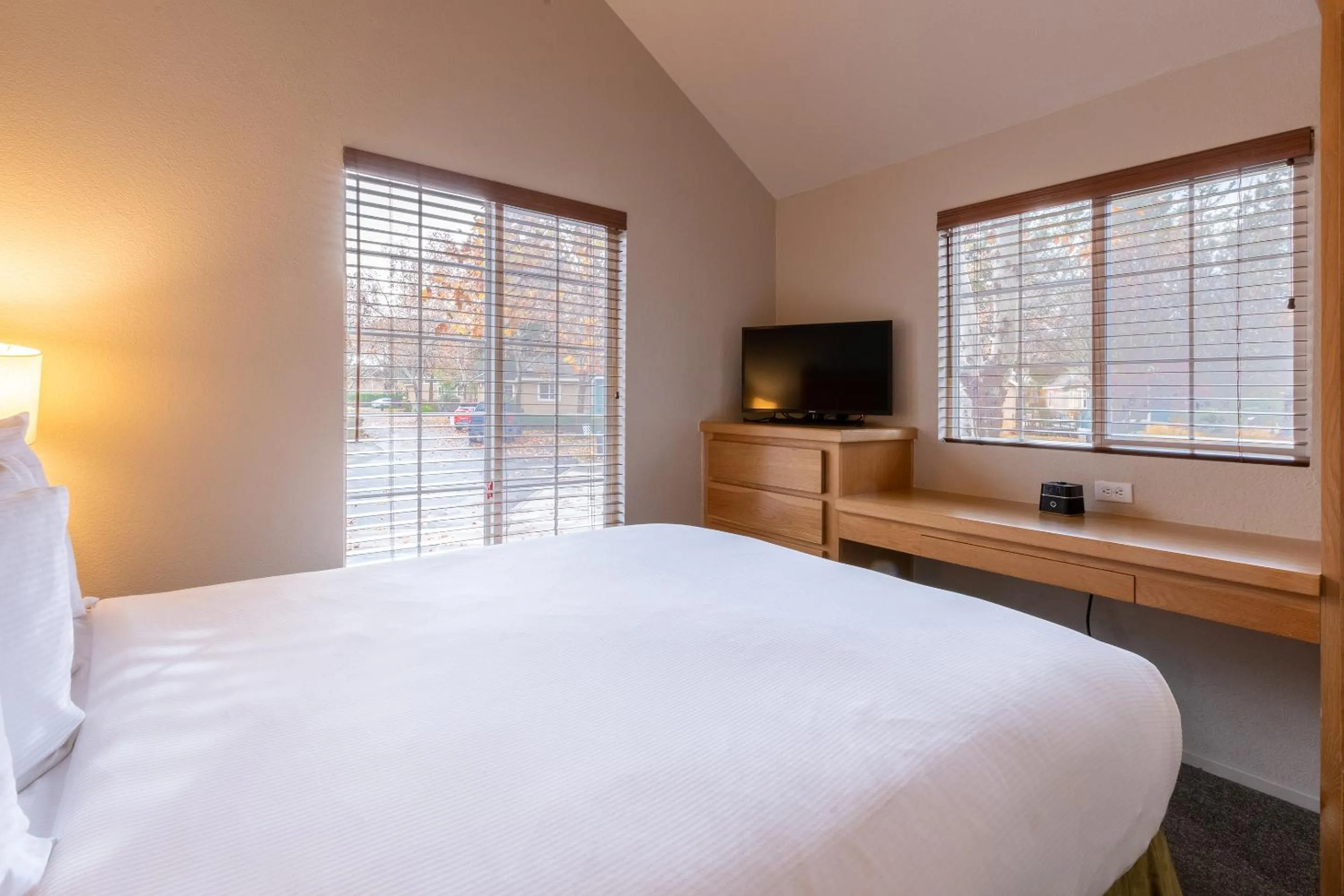 Bedroom, Bed in RiverPointe Napa Valley Resort