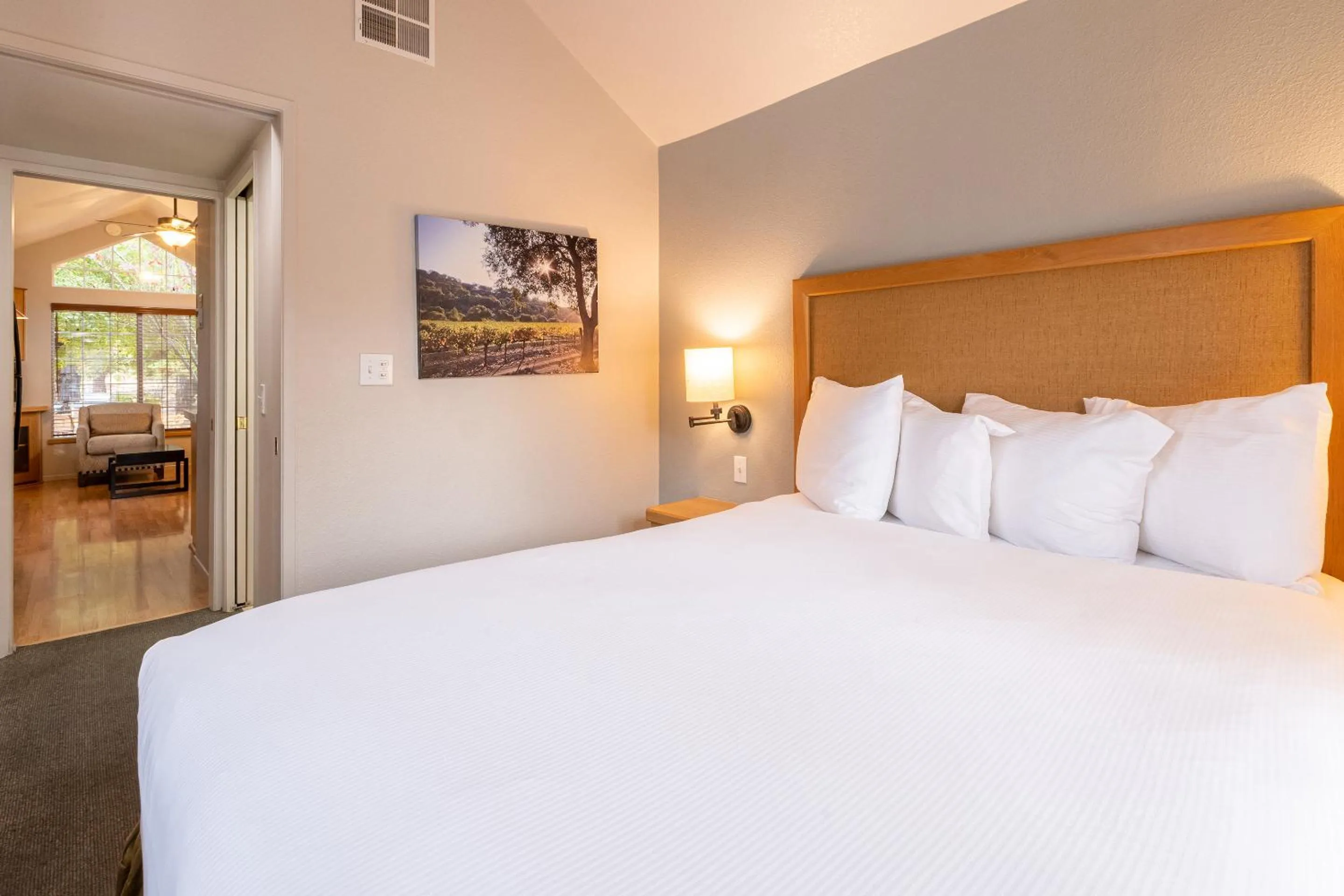 Bedroom, Bed in RiverPointe Napa Valley Resort