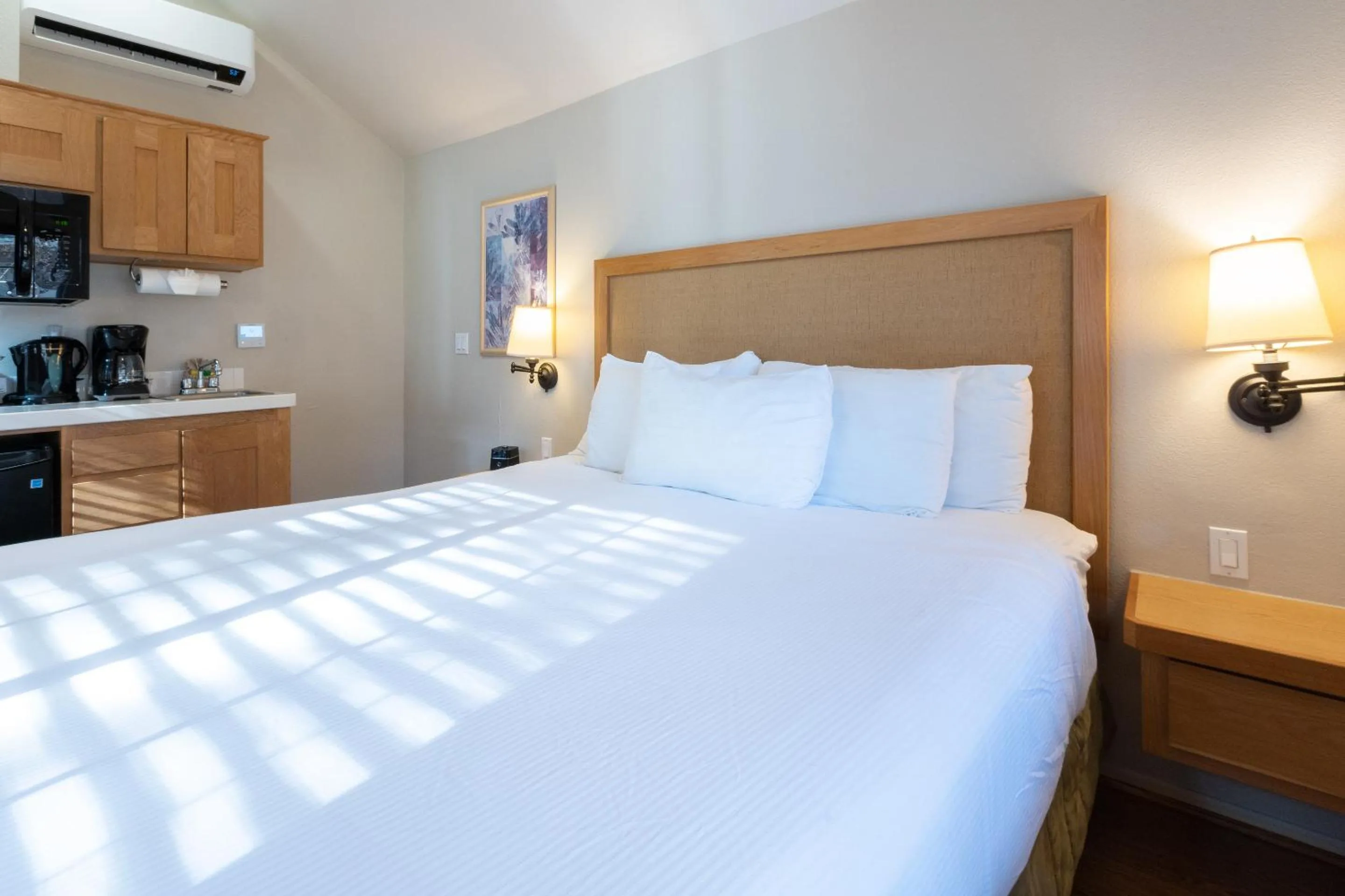 Bed in RiverPointe Napa Valley Resort