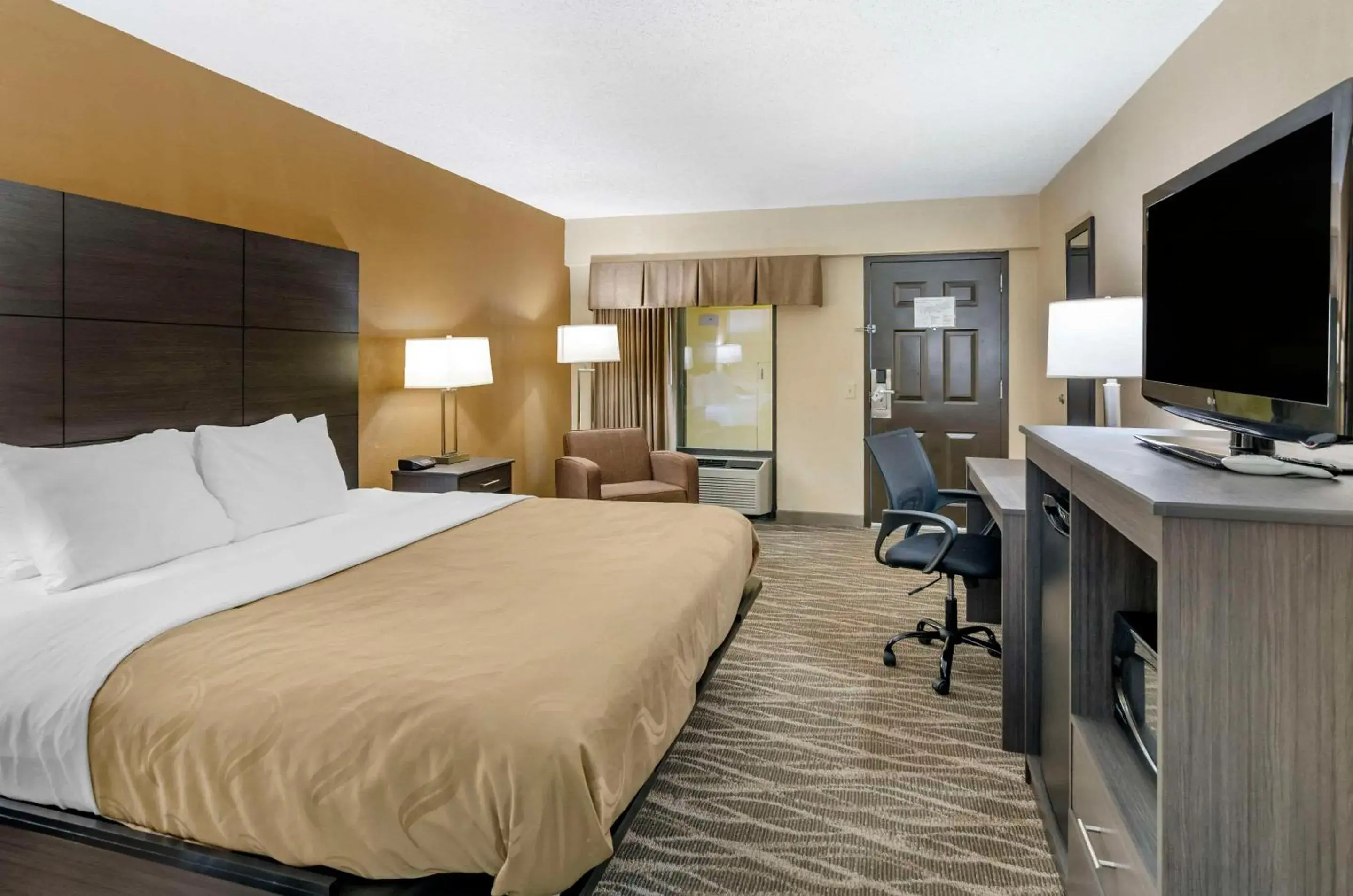 King Room in Quality Inn Hillsville King Room in Quality Inn Hillsville