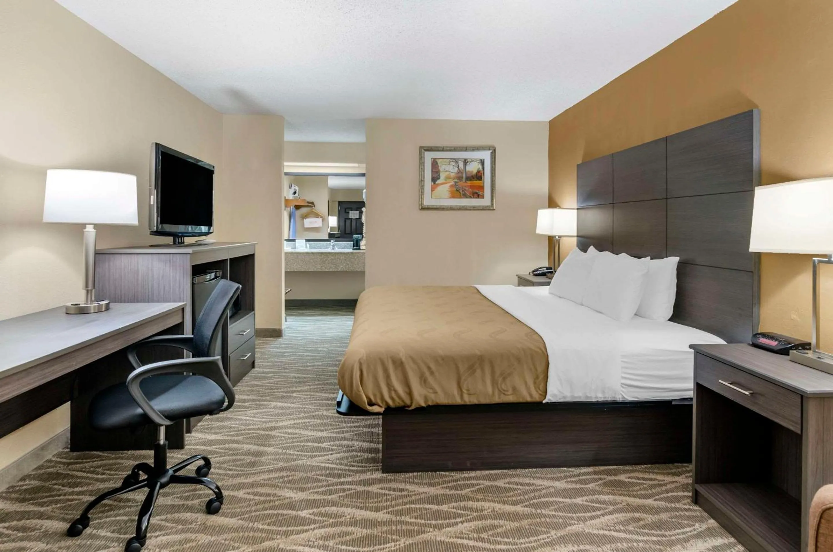 Bedroom, Bed in Quality Inn Hillsville