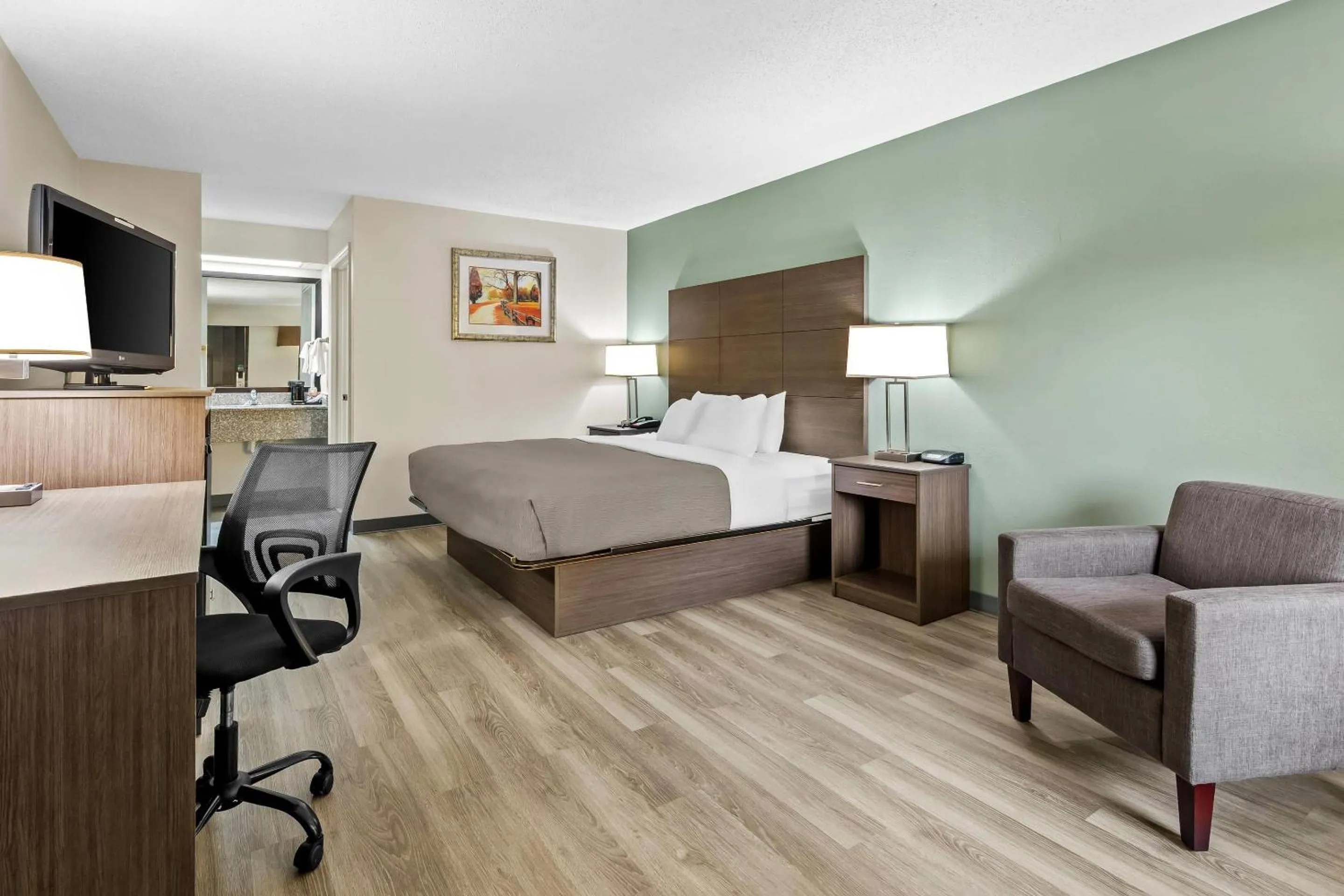 Bedroom, Bed in Quality Inn Hillsville