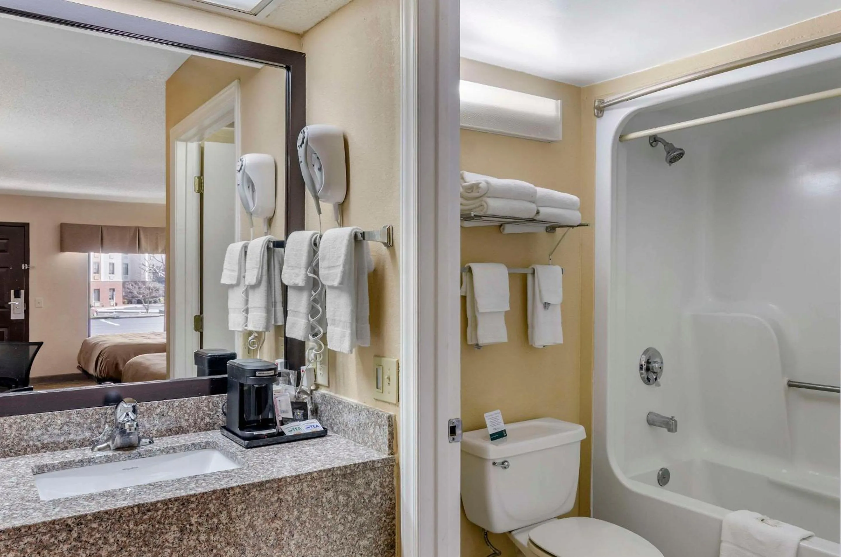 Bedroom in Quality Inn Hillsville