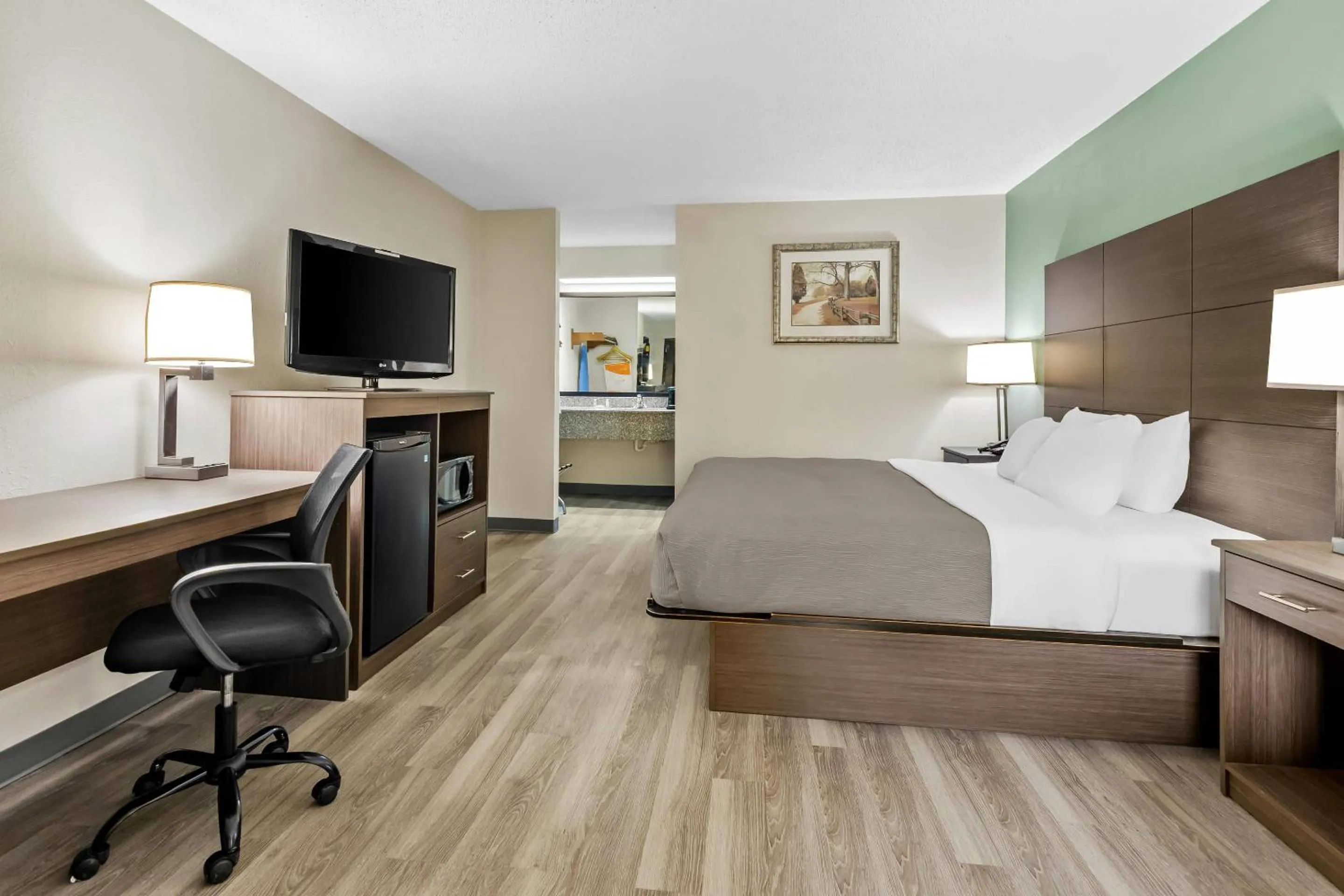 Bedroom, Bed in Quality Inn Hillsville