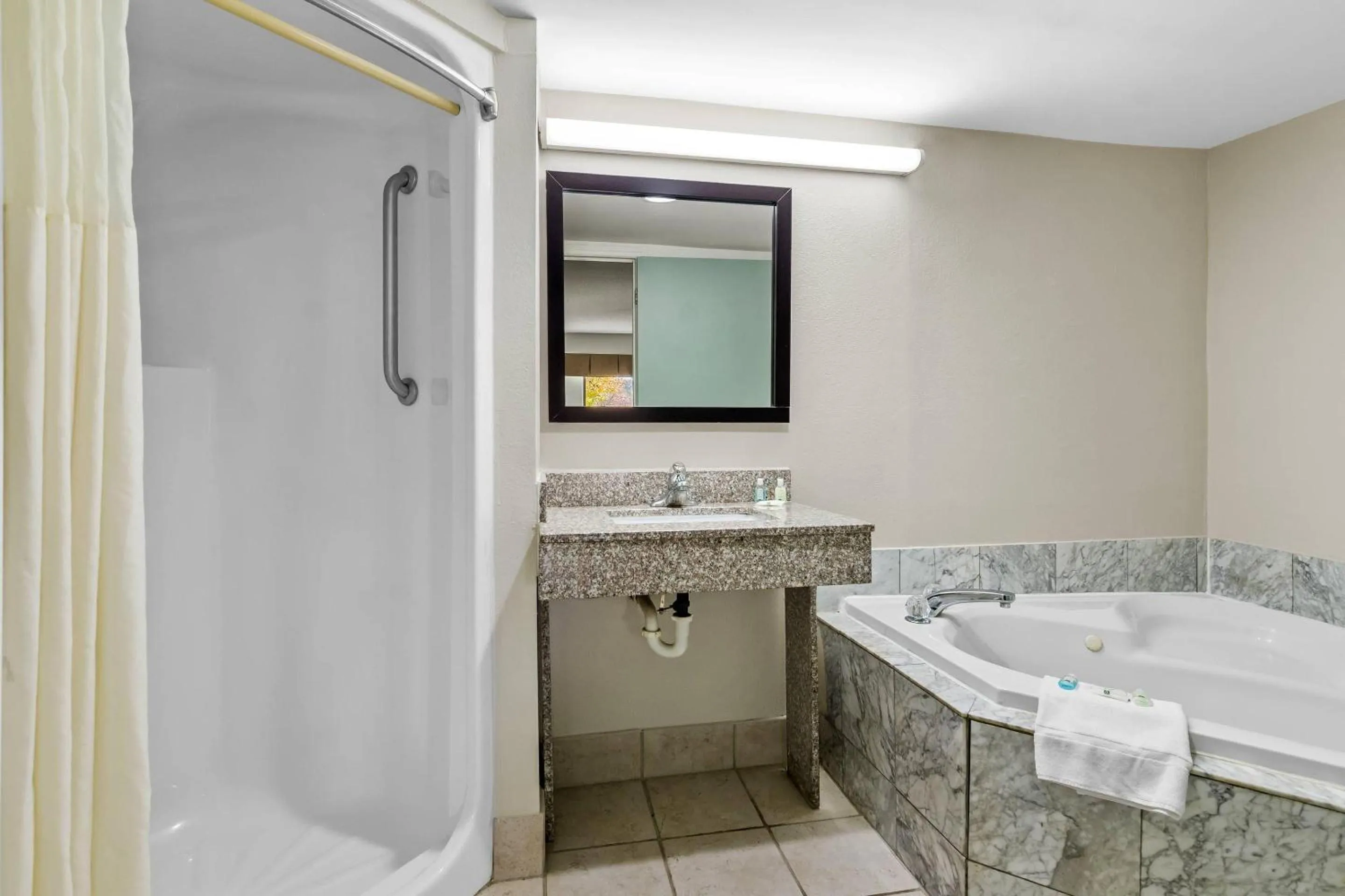 Bedroom in Quality Inn Hillsville