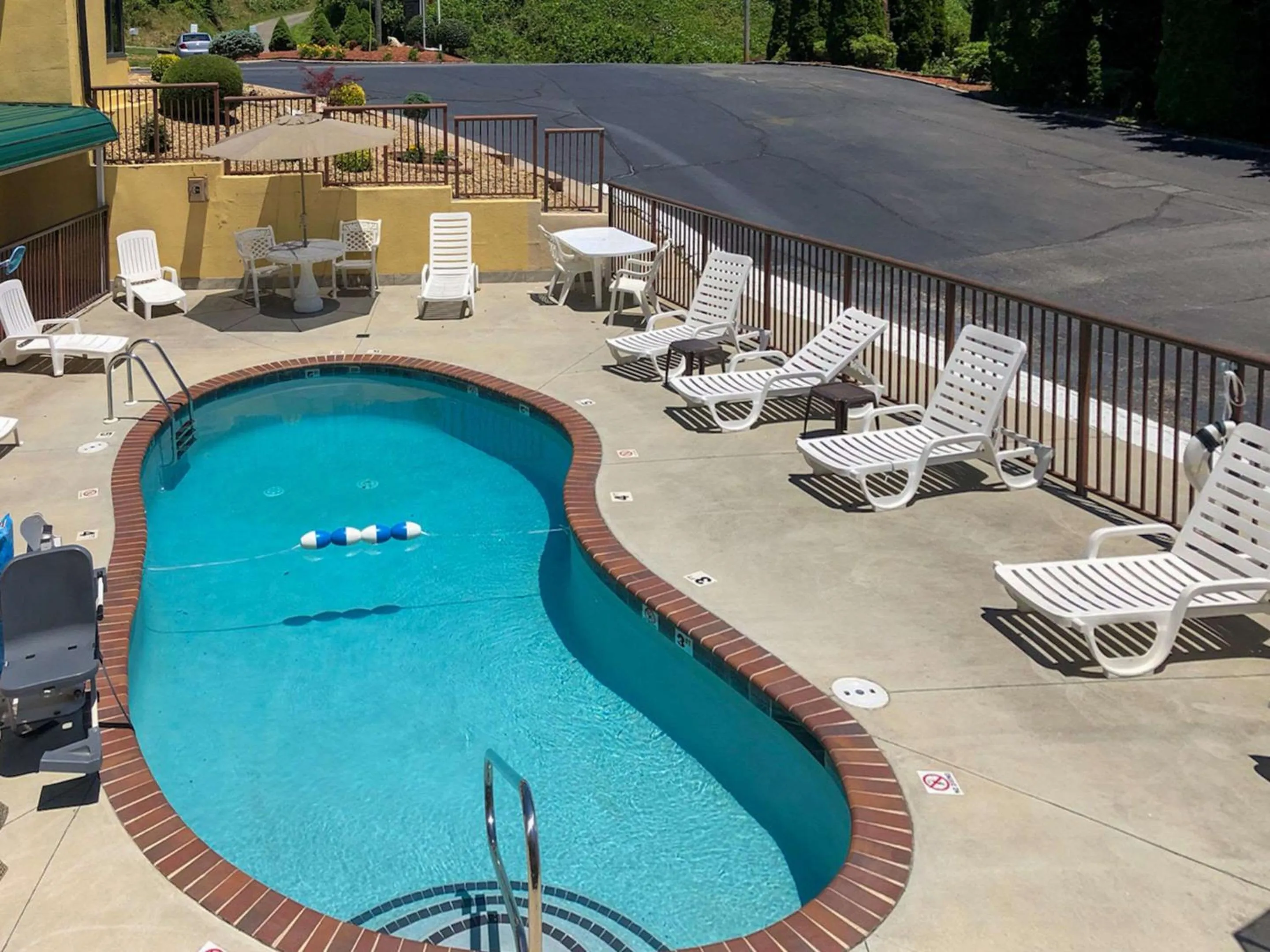 Swimming pool in Quality Inn Hillsville