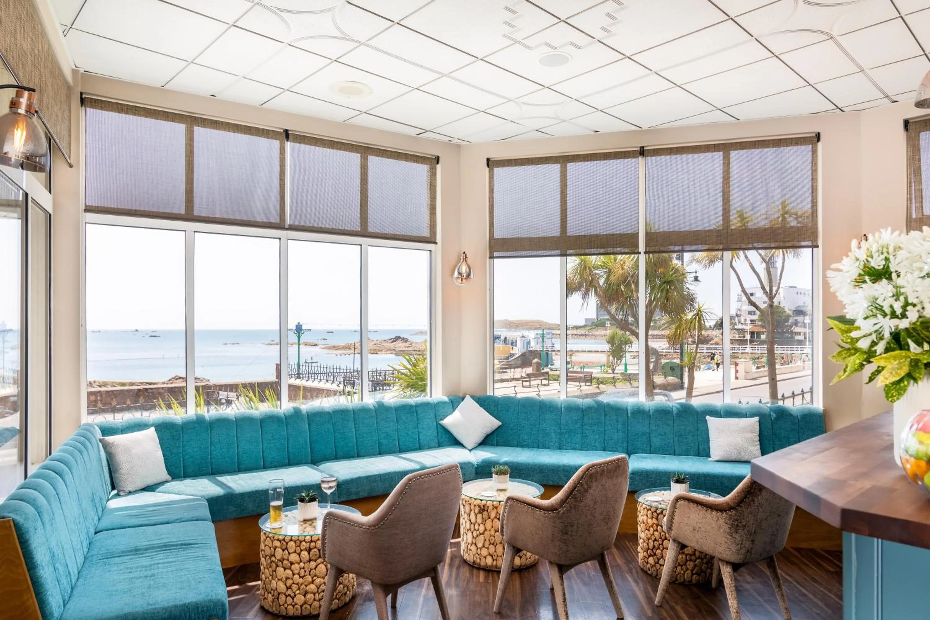 Seating area in Ommaroo Hotel