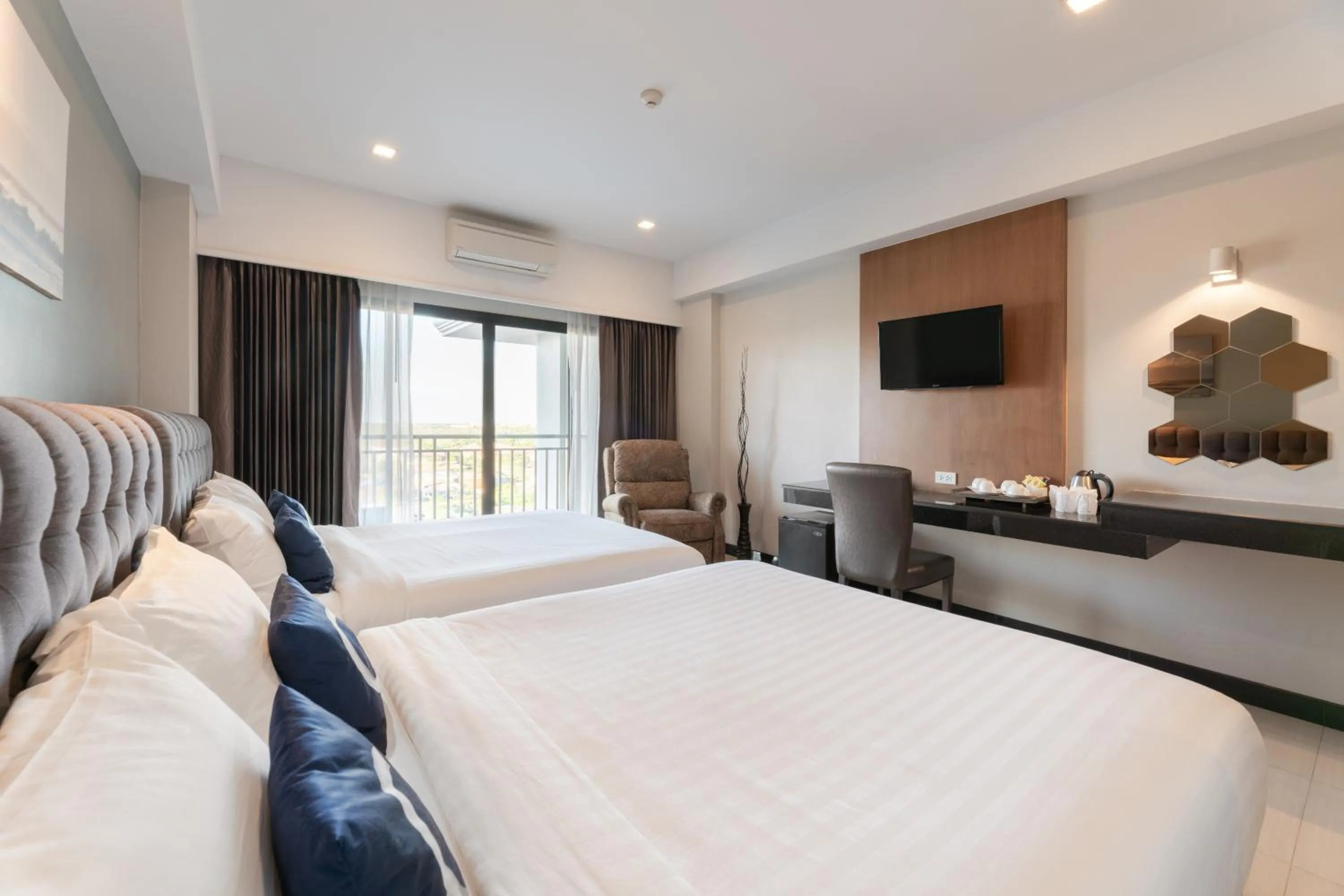 Bedroom, Bed in Golden Foyer Suvarnabhumi Airport Hotel