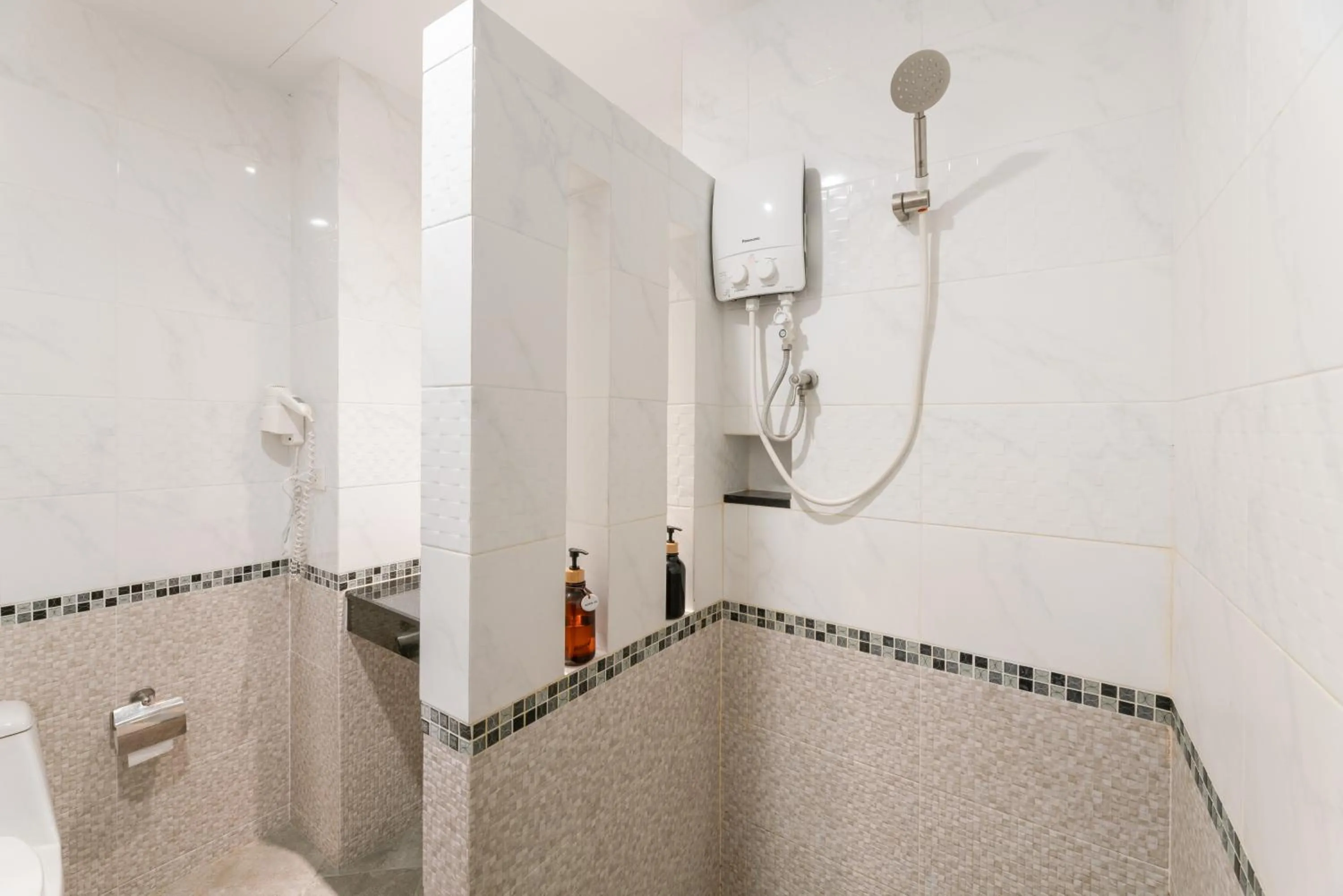 Toilet in Golden Foyer Suvarnabhumi Airport Hotel