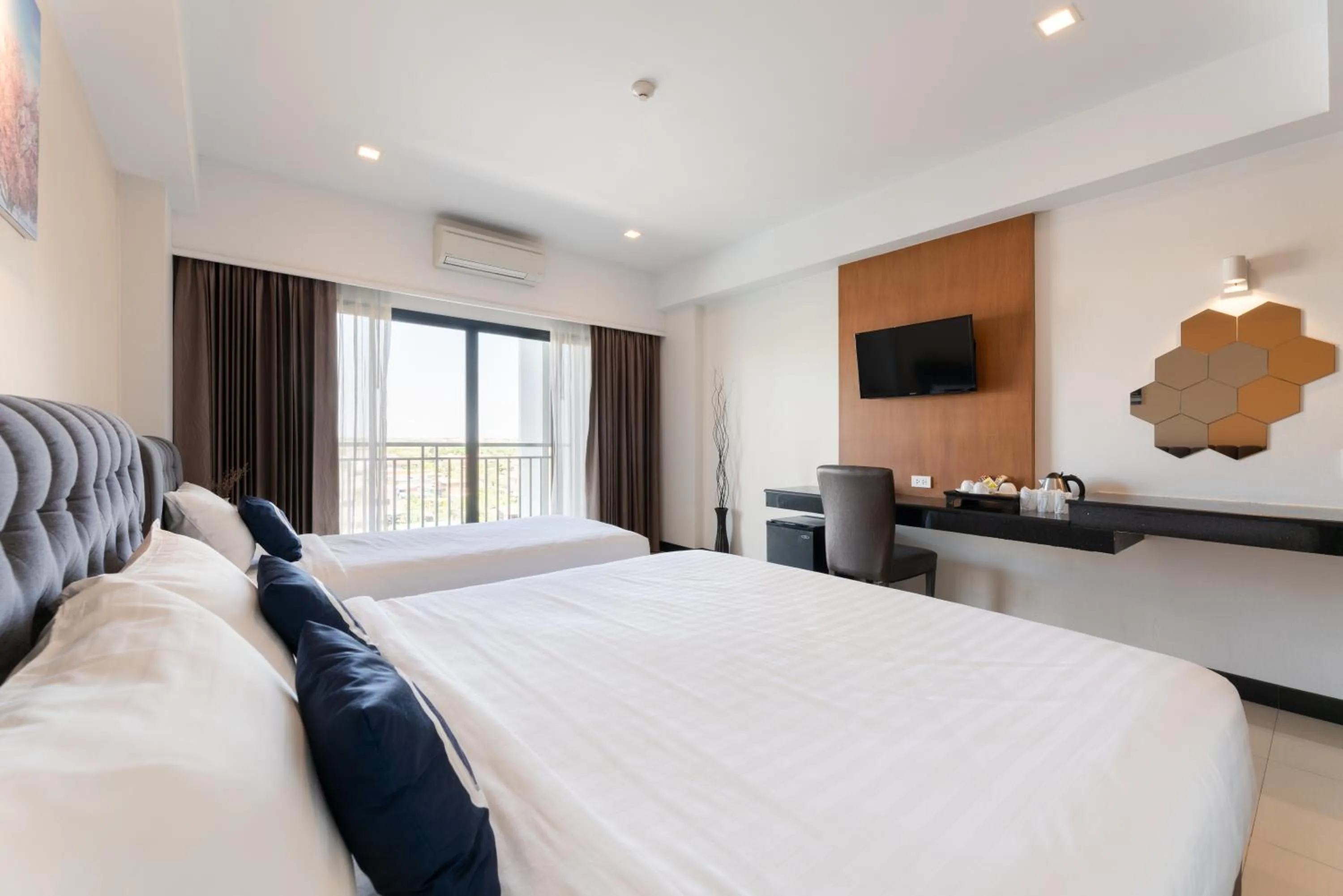 Bedroom, Bed in Golden Foyer Suvarnabhumi Airport Hotel