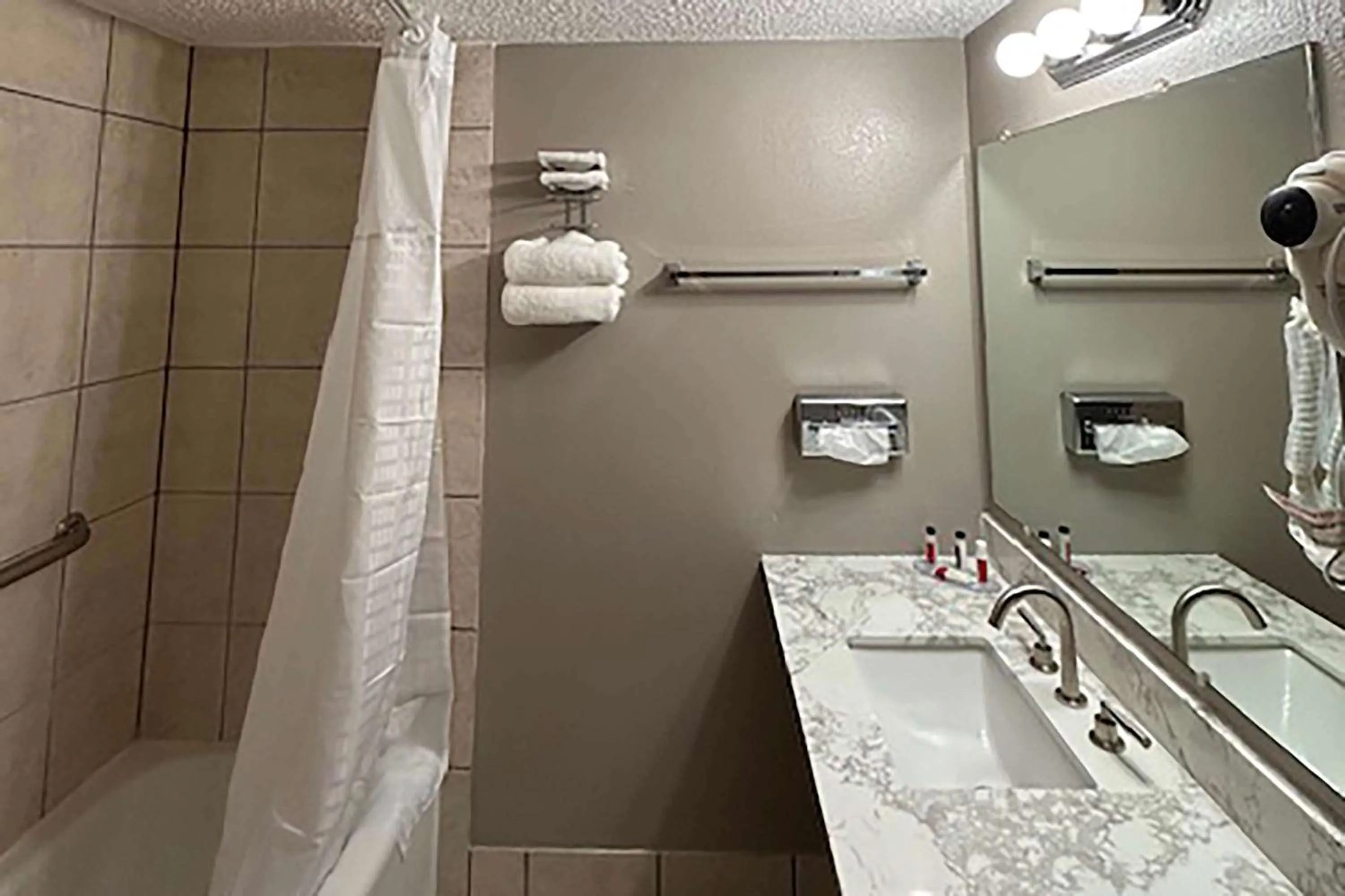 TV and multimedia in Baymont by Wyndham Deming