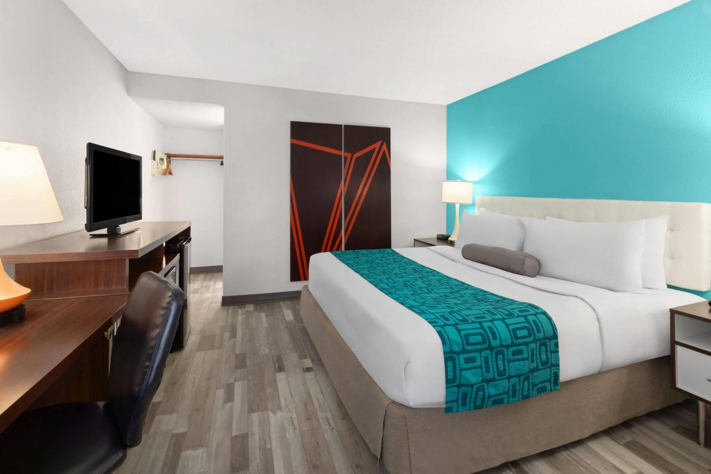 Photo of the whole room, Bed in Howard Johnson by Wyndham Romulus Detroit Metro Airport