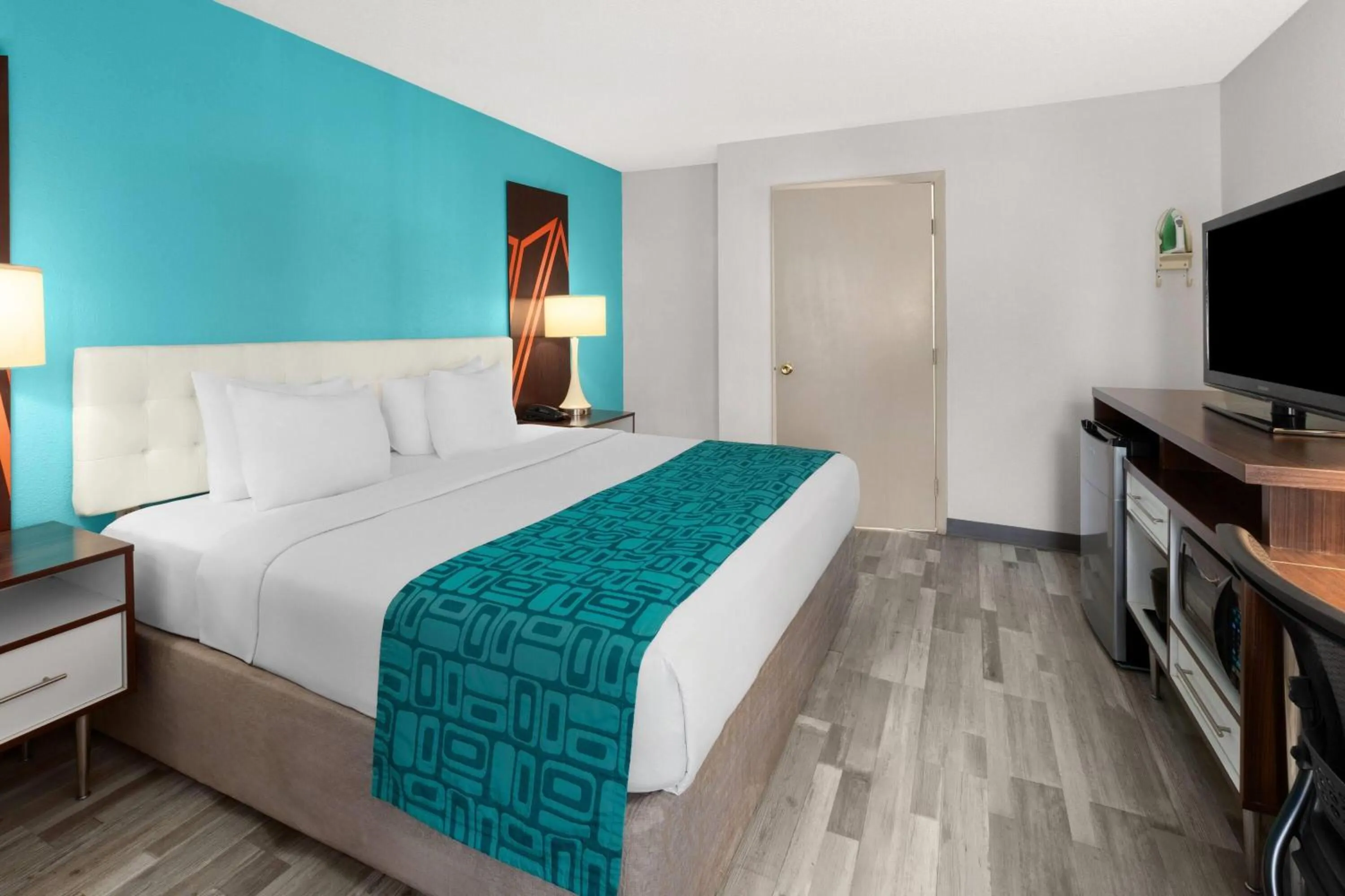 Photo of the whole room, Bed in Howard Johnson by Wyndham Romulus Detroit Metro Airport