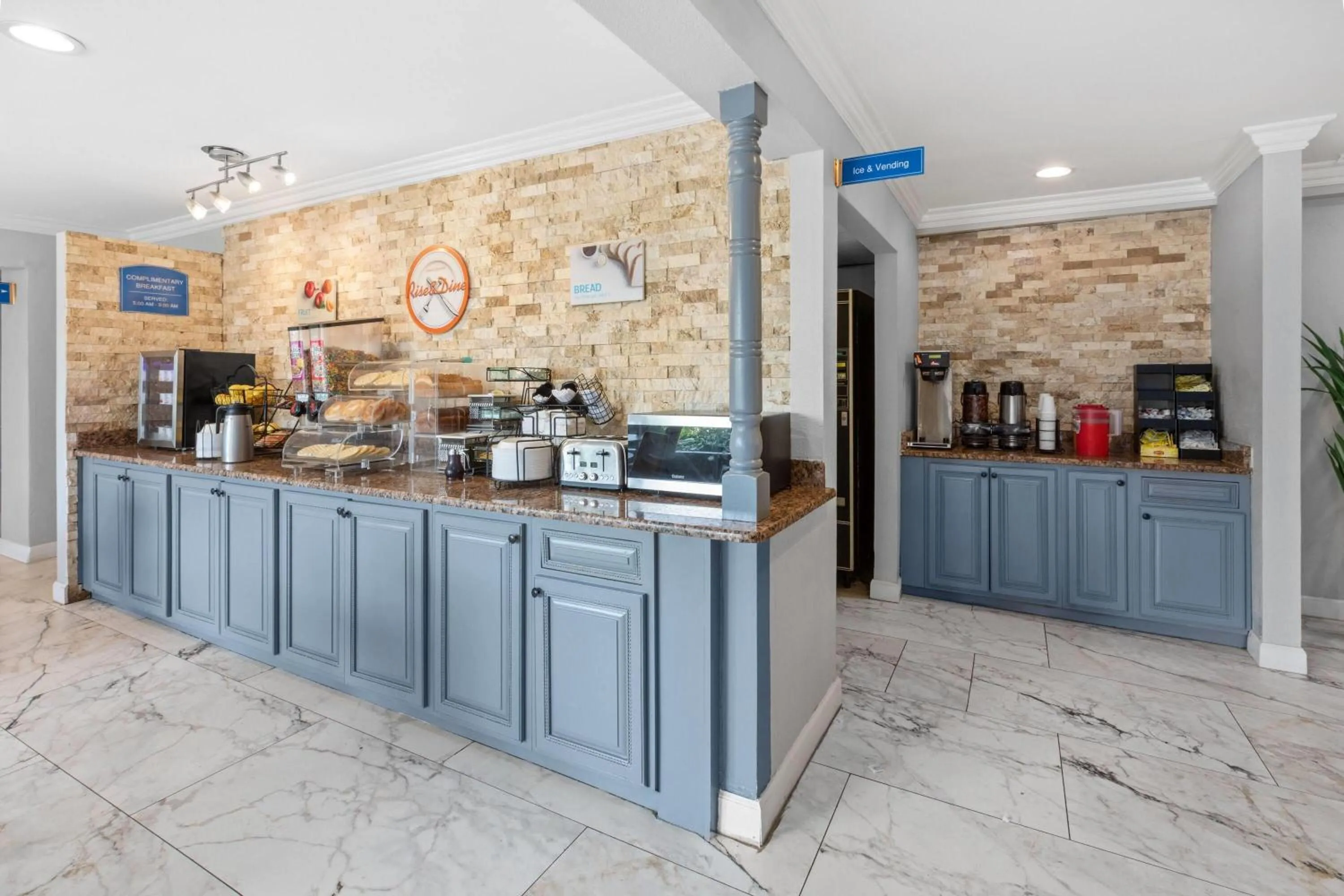 Breakfast in Howard Johnson by Wyndham Romulus Detroit Metro Airport