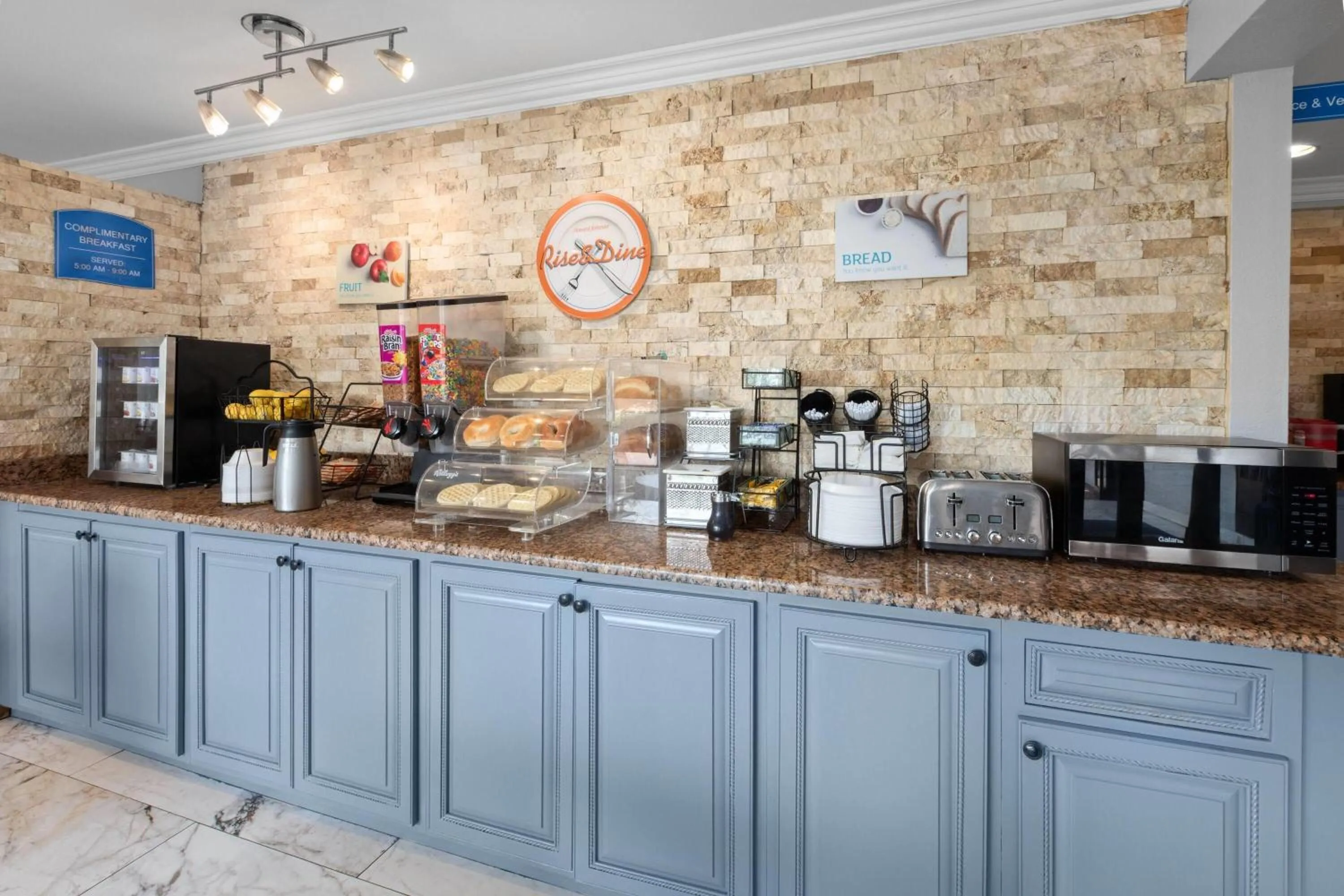 Breakfast in Howard Johnson by Wyndham Romulus Detroit Metro Airport