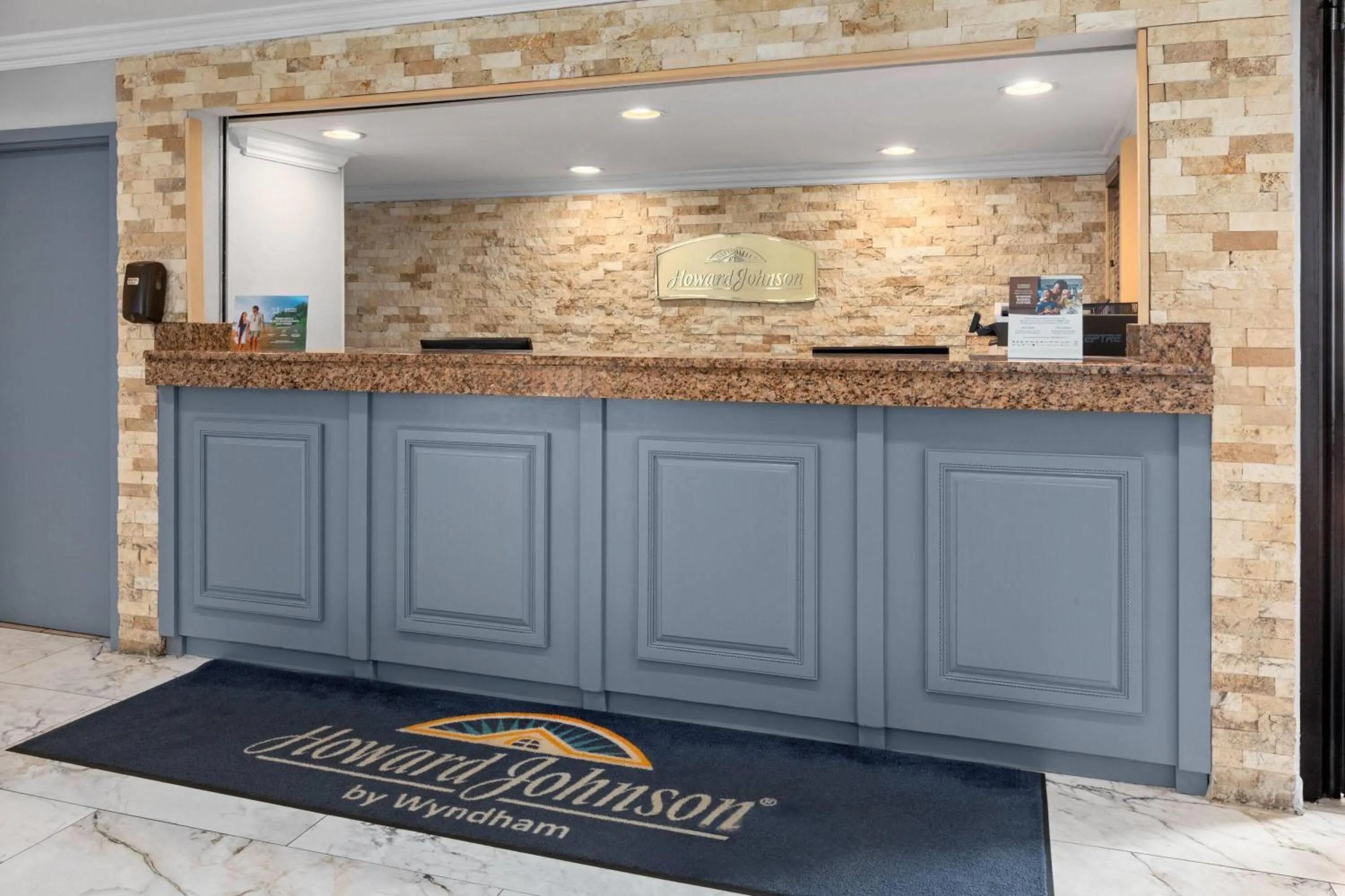 Lobby or reception in Howard Johnson by Wyndham Romulus Detroit Metro Airport