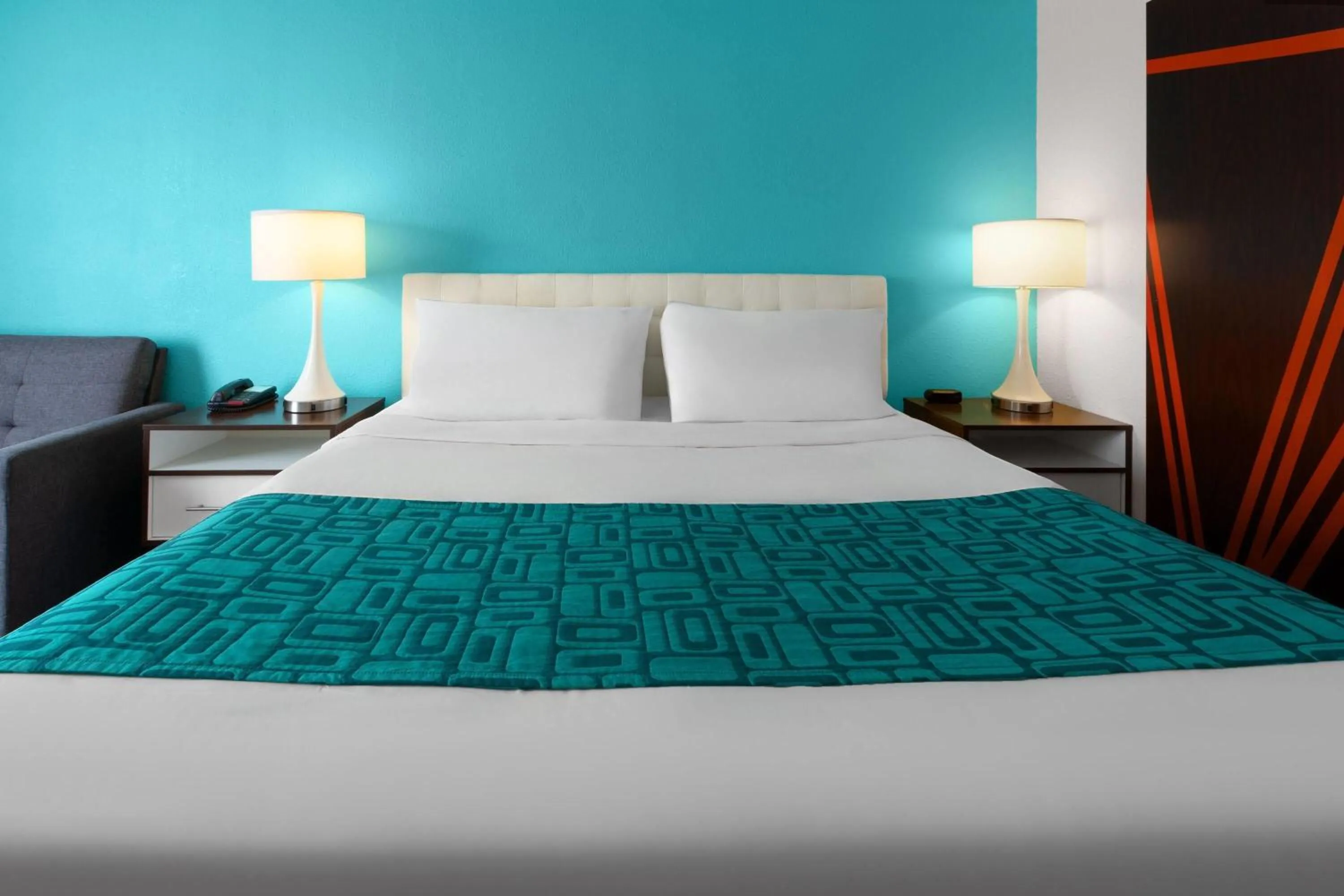 Photo of the whole room, Bed in Howard Johnson by Wyndham Romulus Detroit Metro Airport