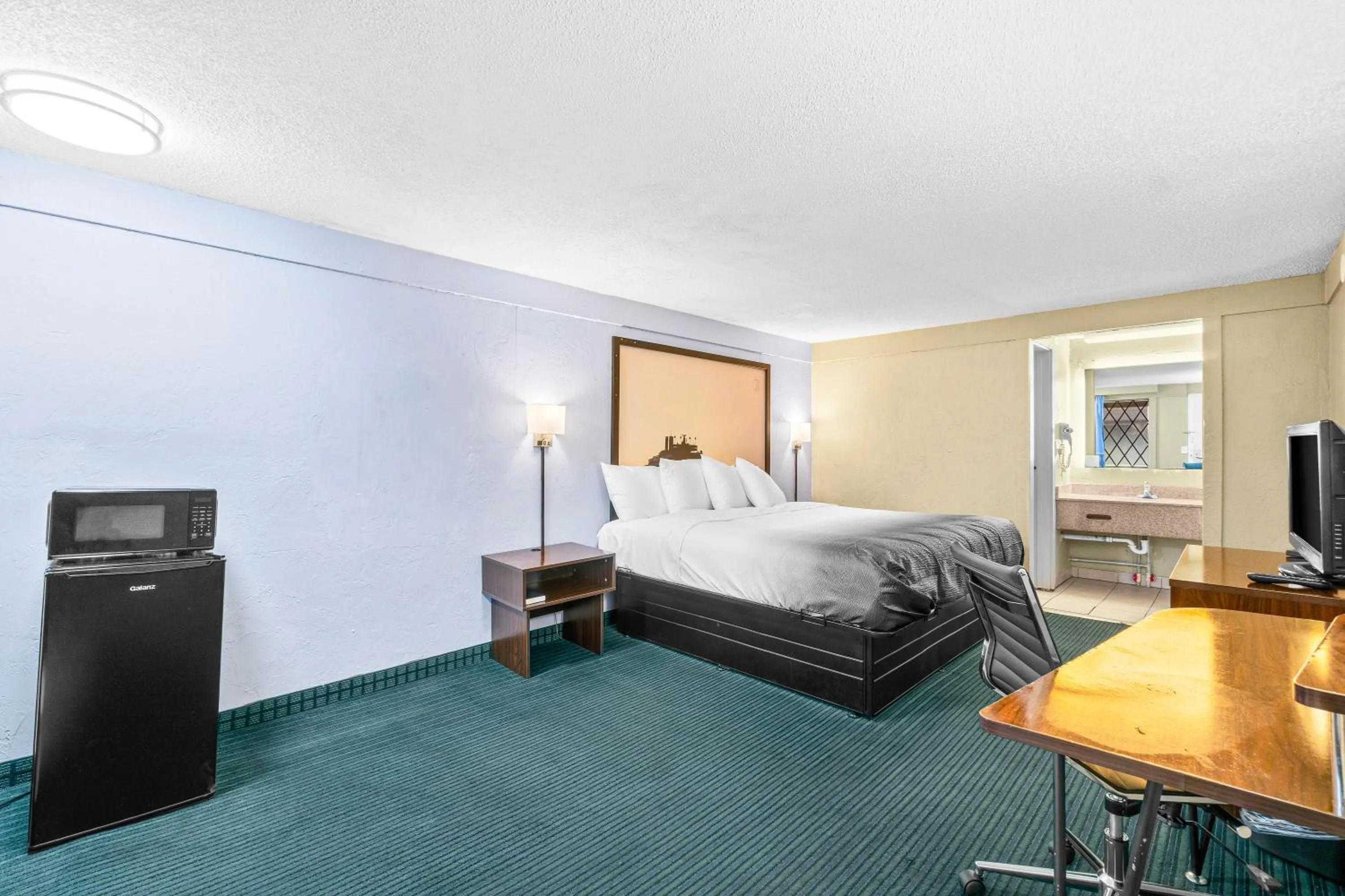 Bedroom, Bed in Super 8 by Wyndham Lantana West Palm Beach