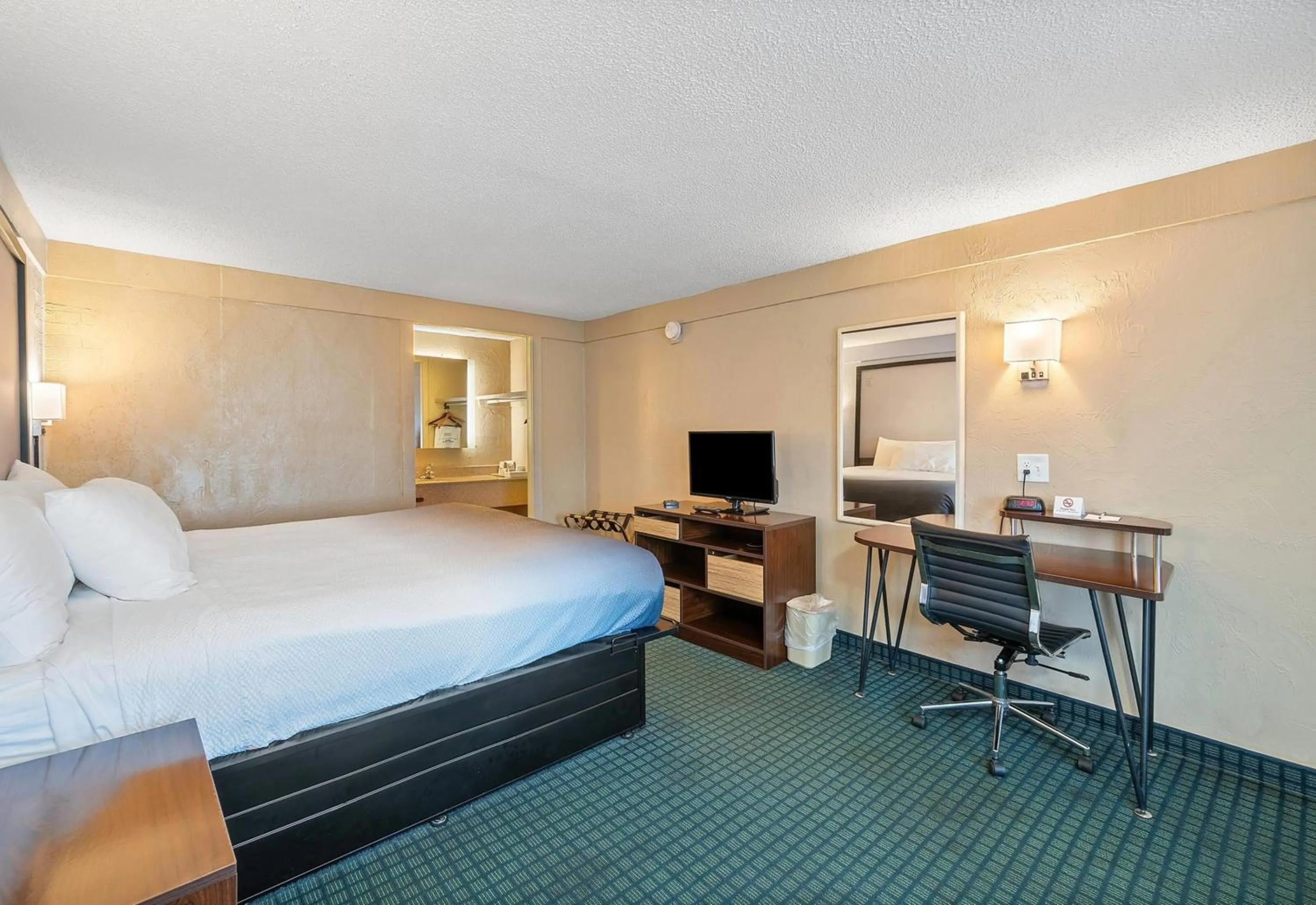 Photo of the whole room, Bed in Super 8 by Wyndham Lantana West Palm Beach