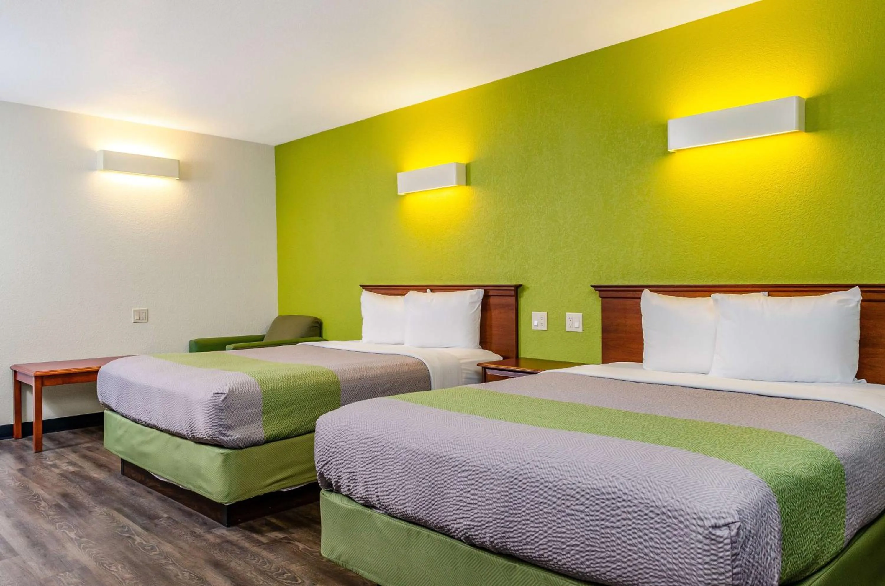 Photo of the whole room, Bed in Motel 6 Oakdale, Ca