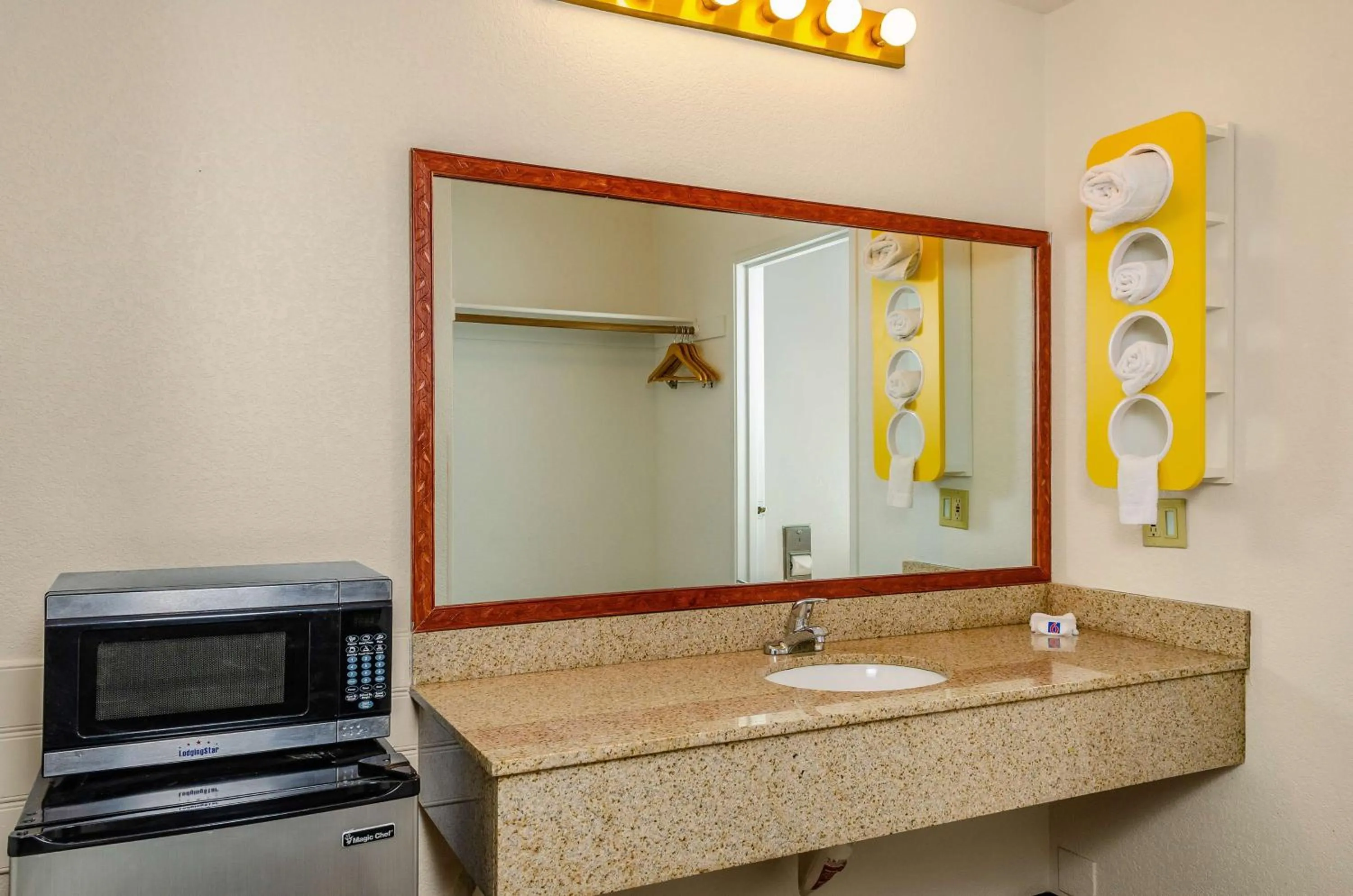 Bathroom in Motel 6 Oakdale, Ca