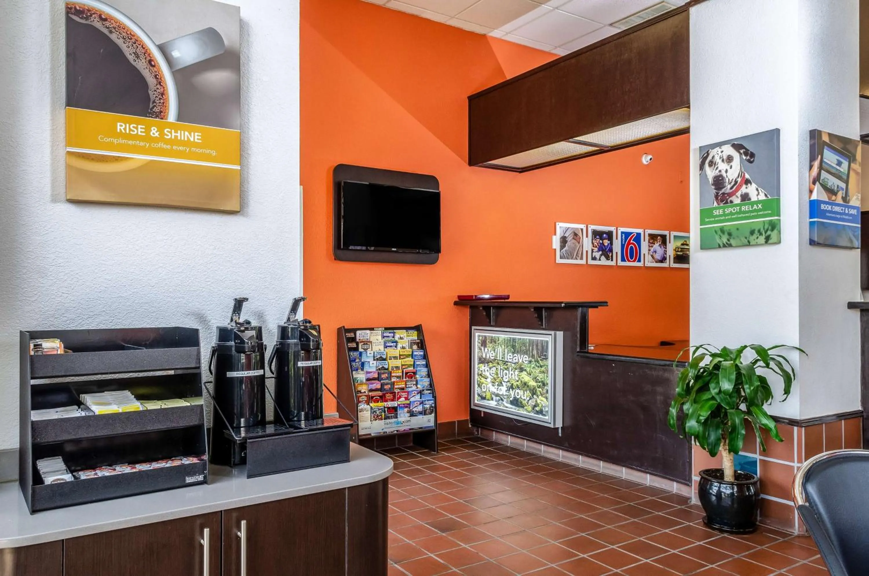 Communal lounge/ TV room in Motel 6 Oakdale, Ca