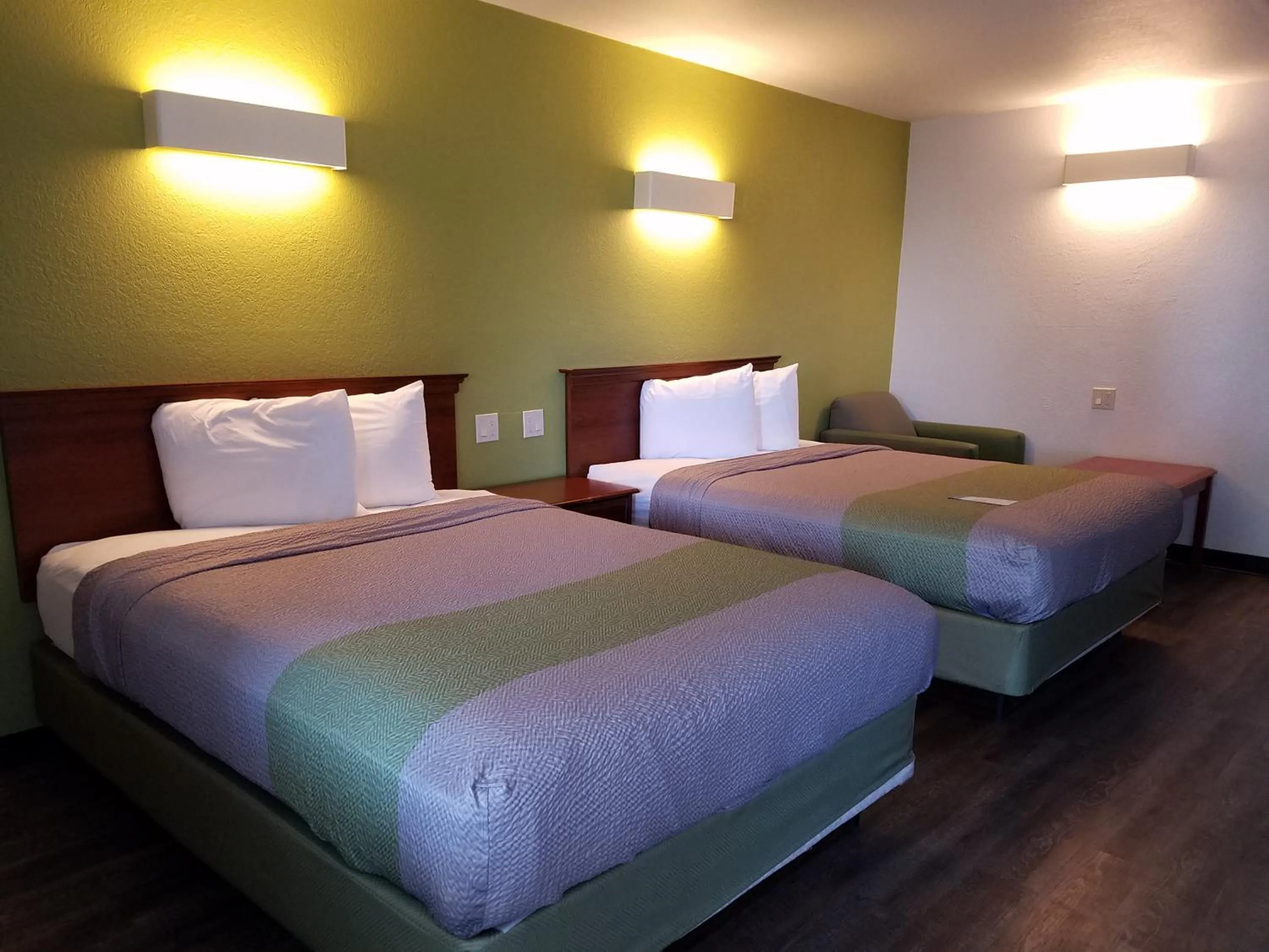 Photo of the whole room, Bed in Motel 6 Oakdale, Ca