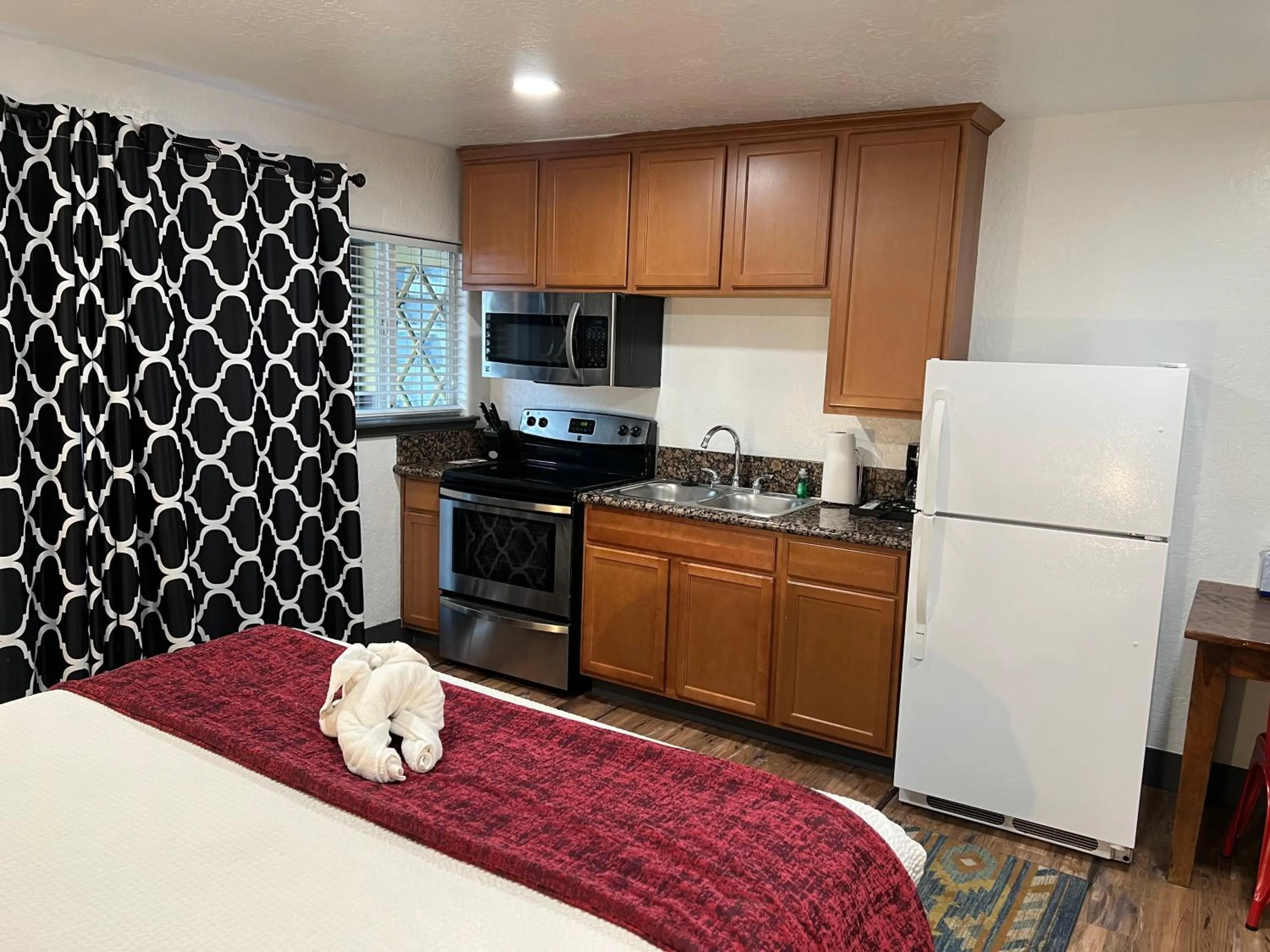 kitchen, Bed in Heavenly Inn Lake Tahoe