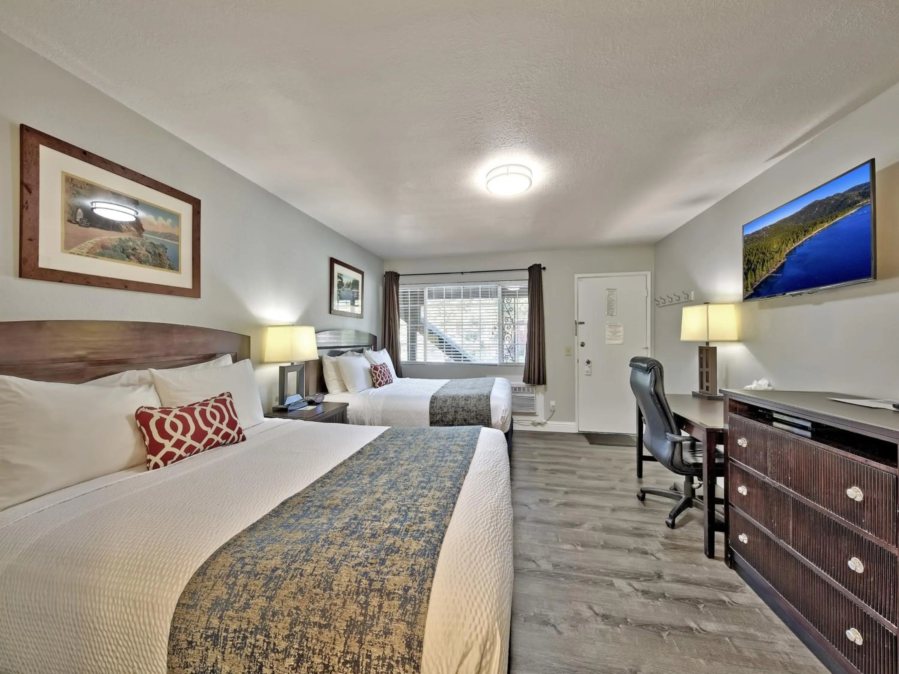 Photo of the whole room, Bed in Heavenly Inn Lake Tahoe