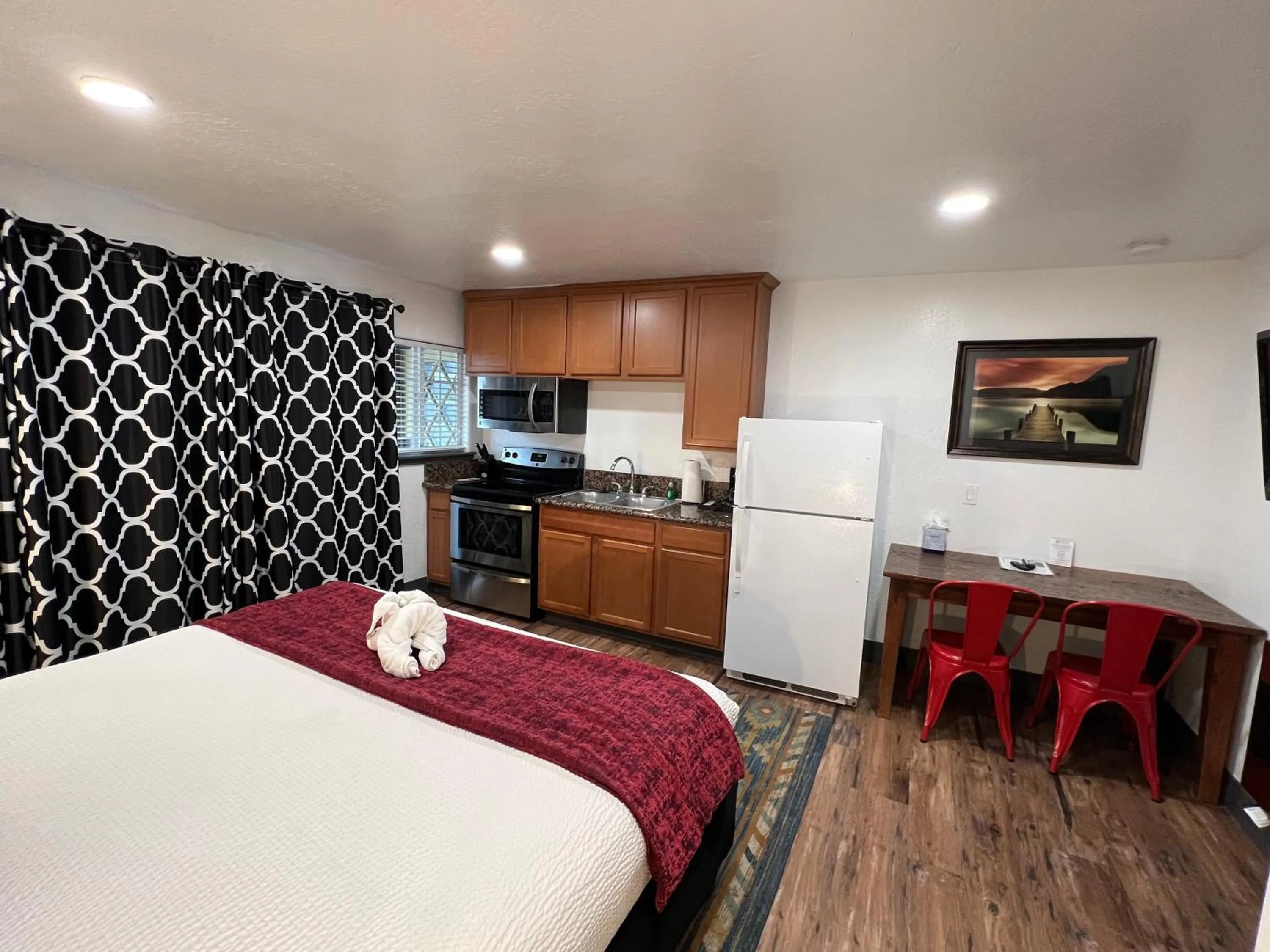 View (from property/room), Bed in Heavenly Inn Lake Tahoe