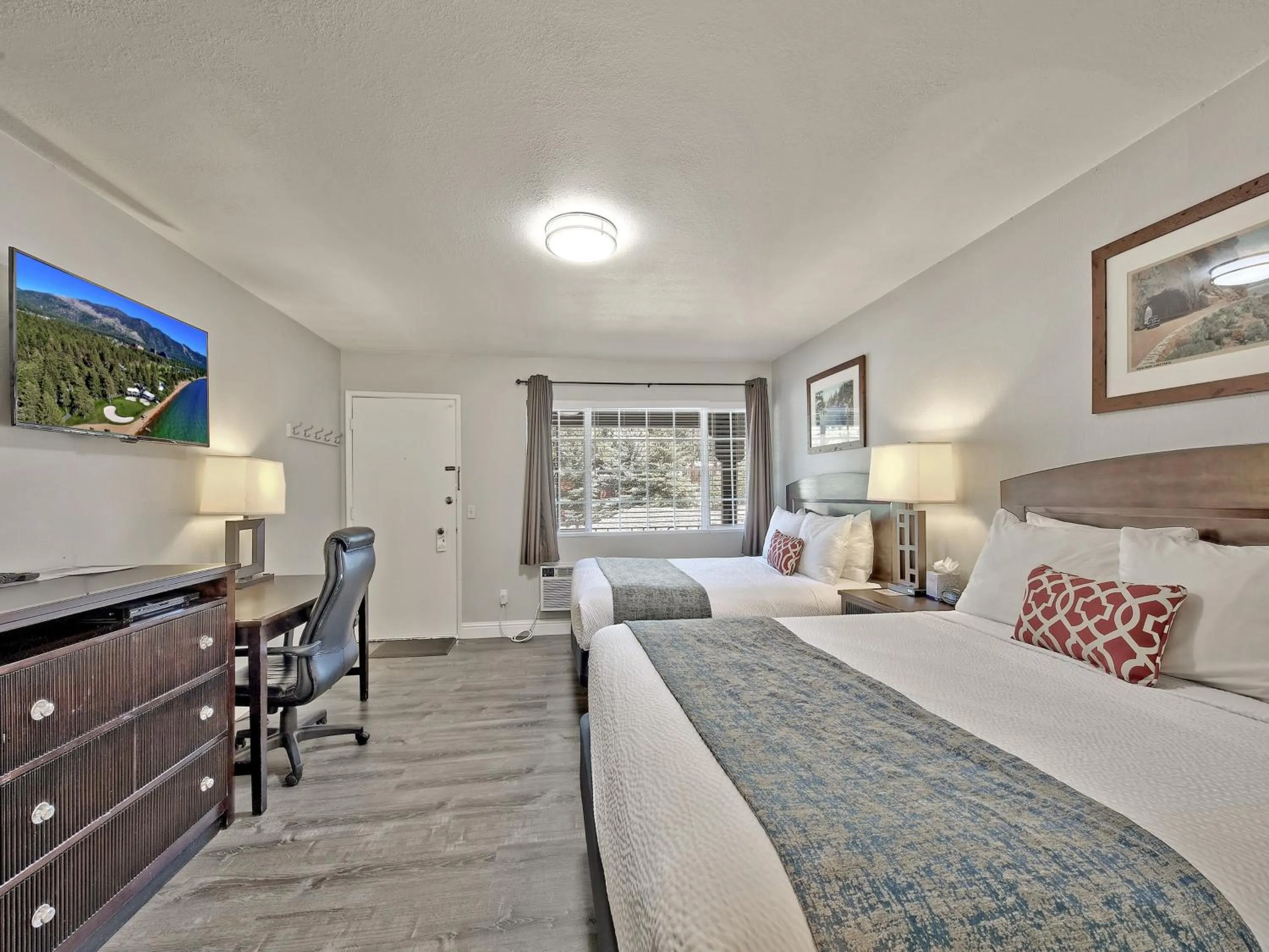 Photo of the whole room, Bed in Heavenly Inn Lake Tahoe