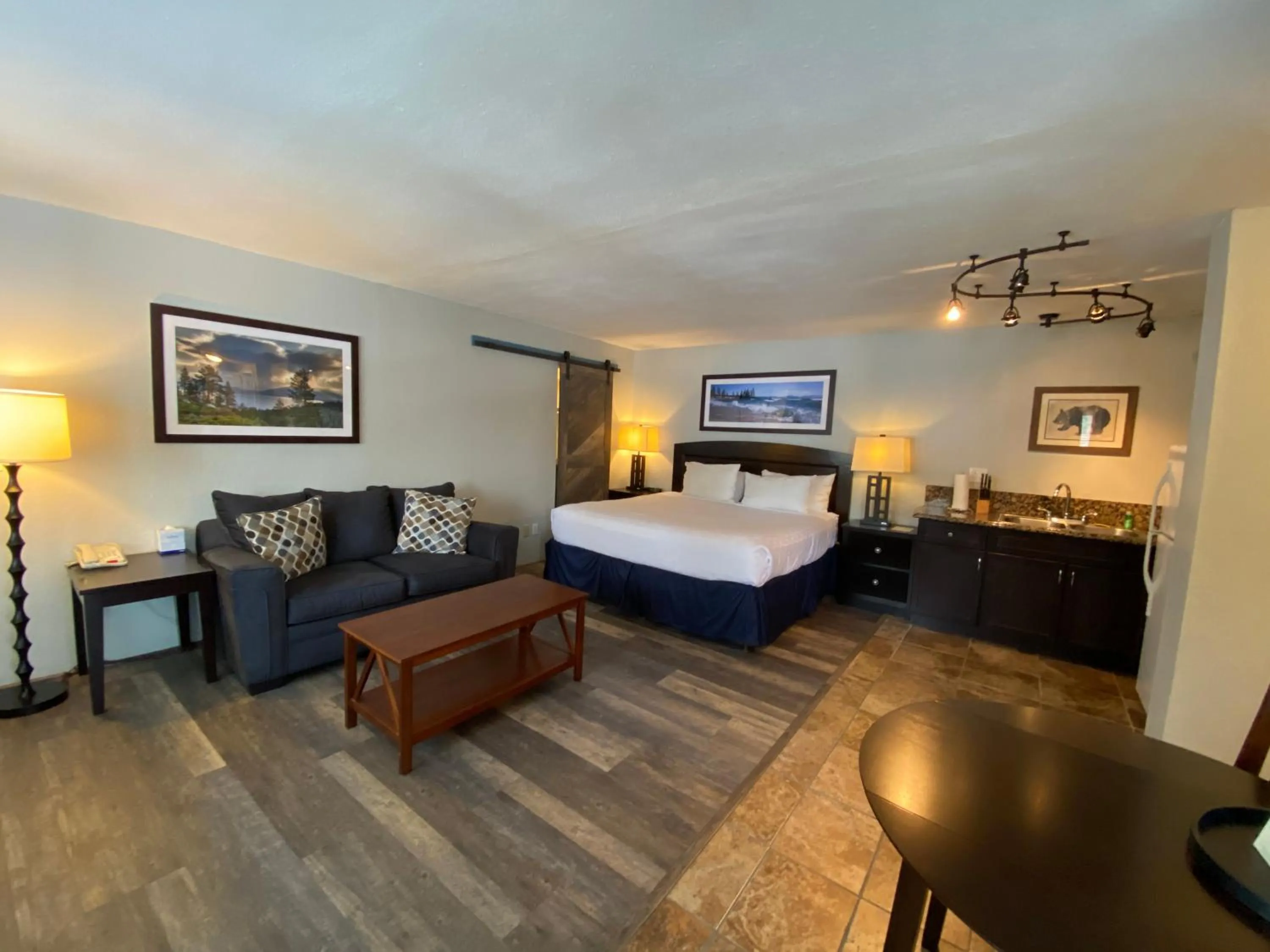 Photo of the whole room, Bed in Heavenly Inn Lake Tahoe