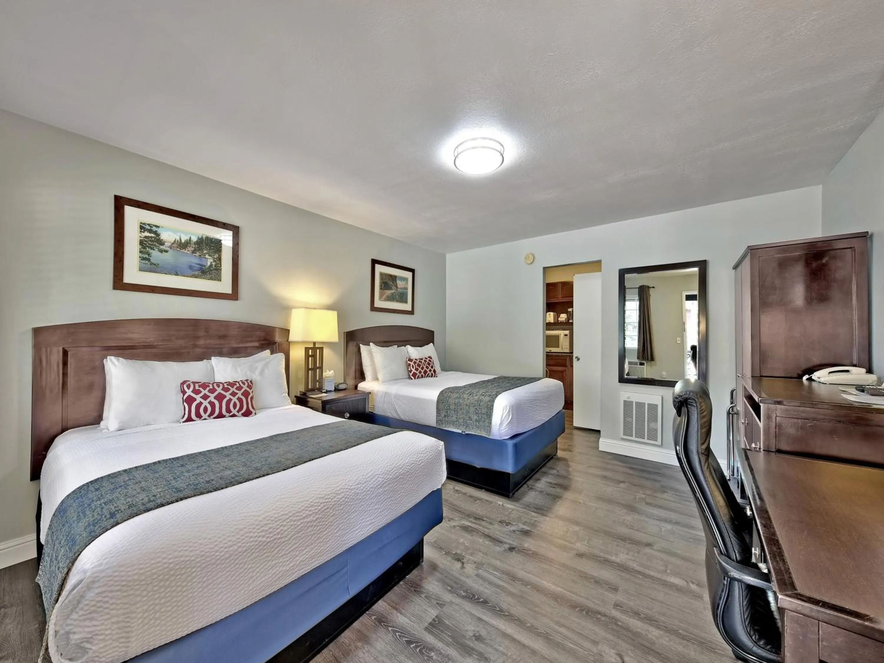 Photo of the whole room, Bed in Heavenly Inn Lake Tahoe