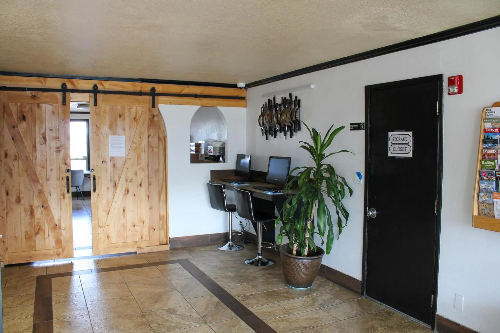Lobby or reception in Days Inn by Wyndham Bend