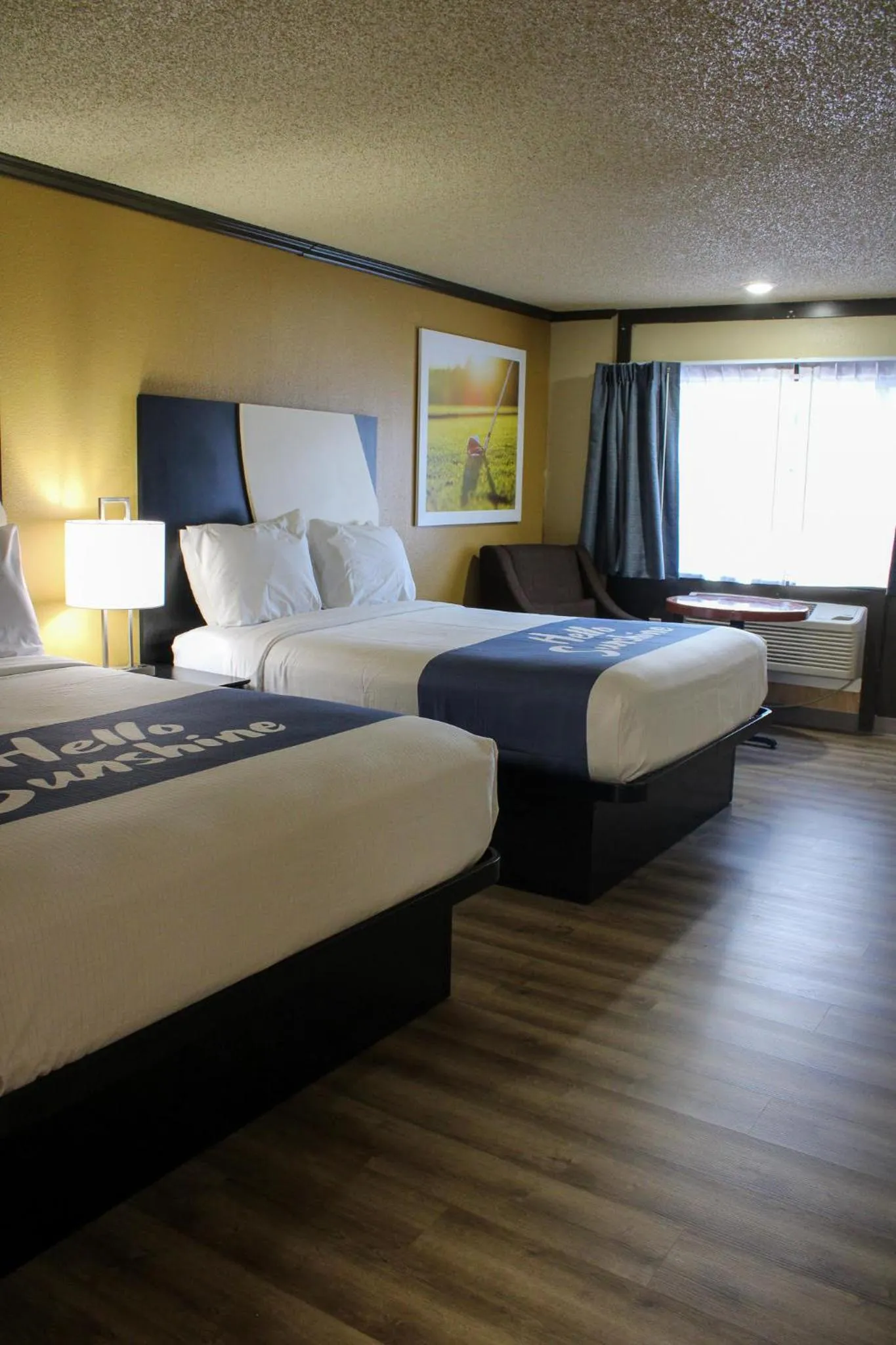 Photo of the whole room, Bed in Days Inn by Wyndham Bend