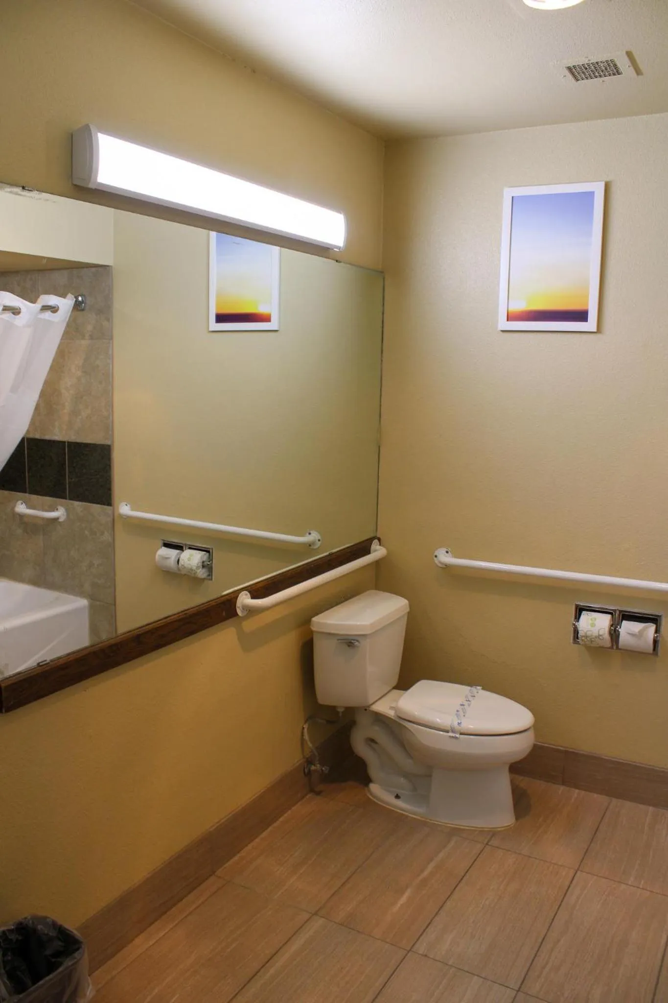 Toilet in Days Inn by Wyndham Bend