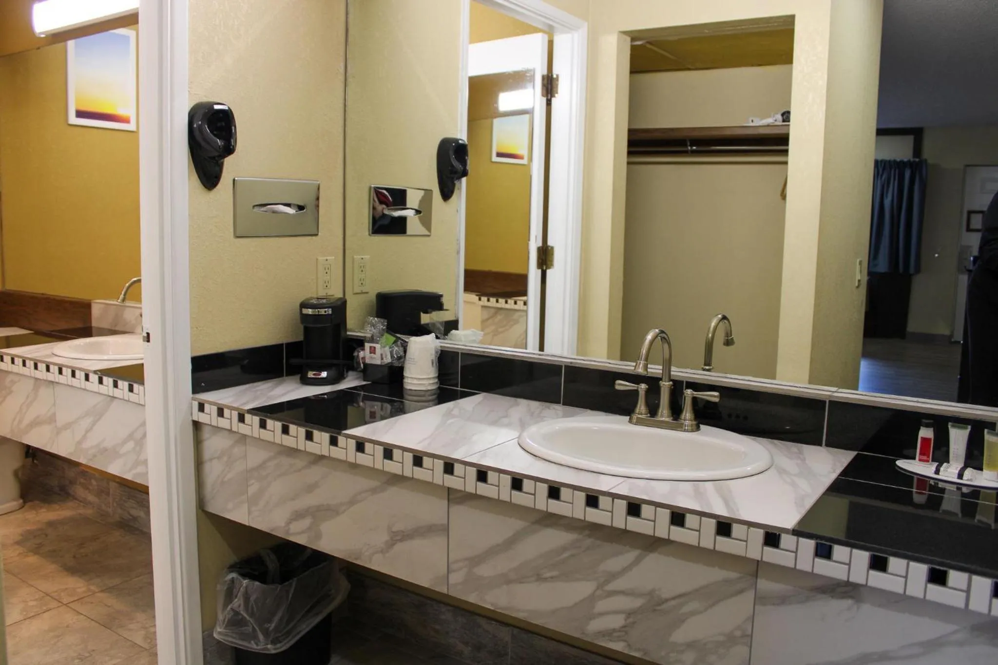 Bathroom, Bed in Days Inn by Wyndham Bend