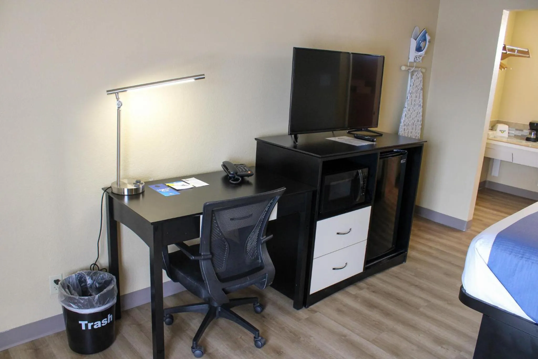 TV and multimedia in Days Inn by Wyndham Bend