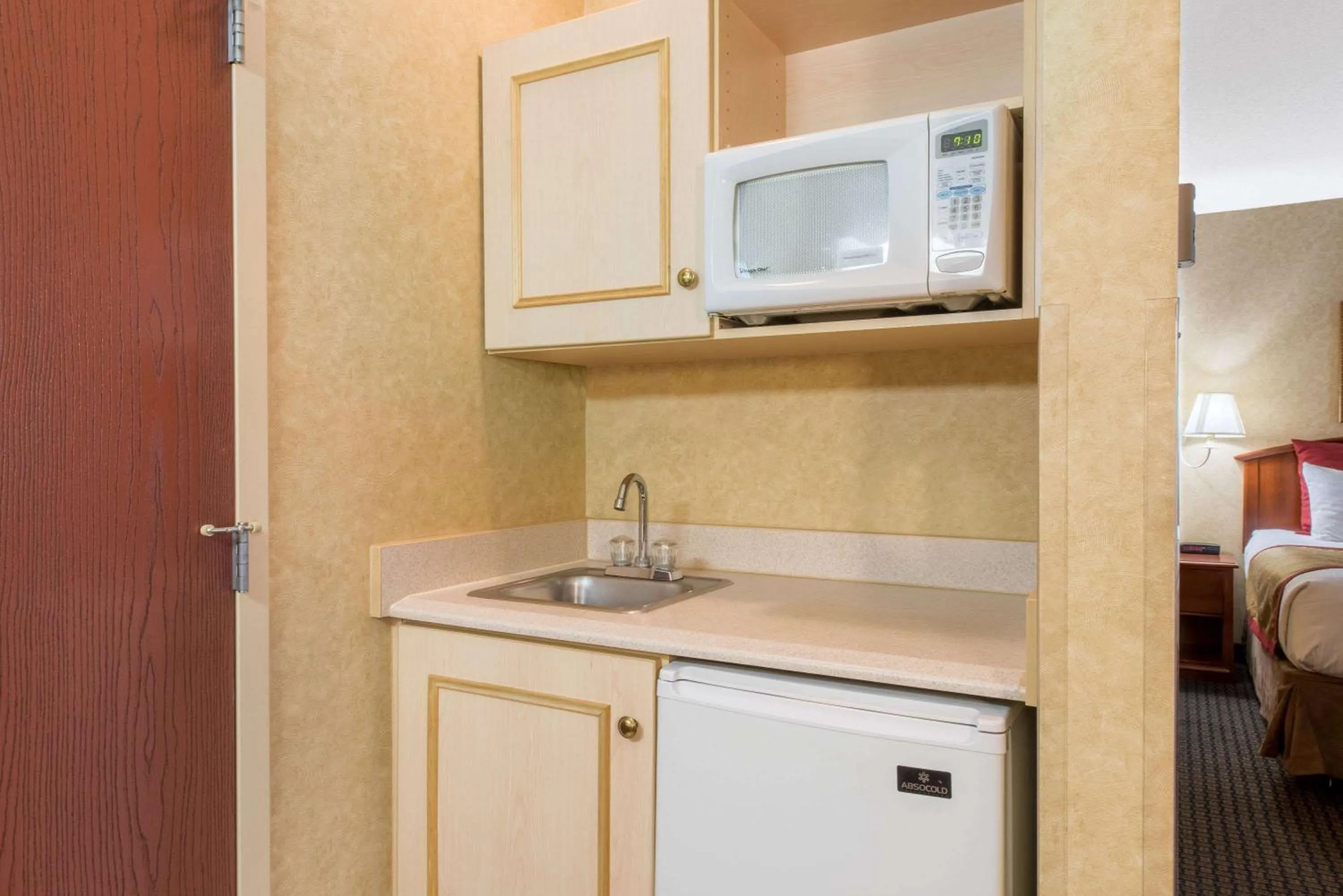 Kitchen or kitchenette, Bed in Lancaster Suites