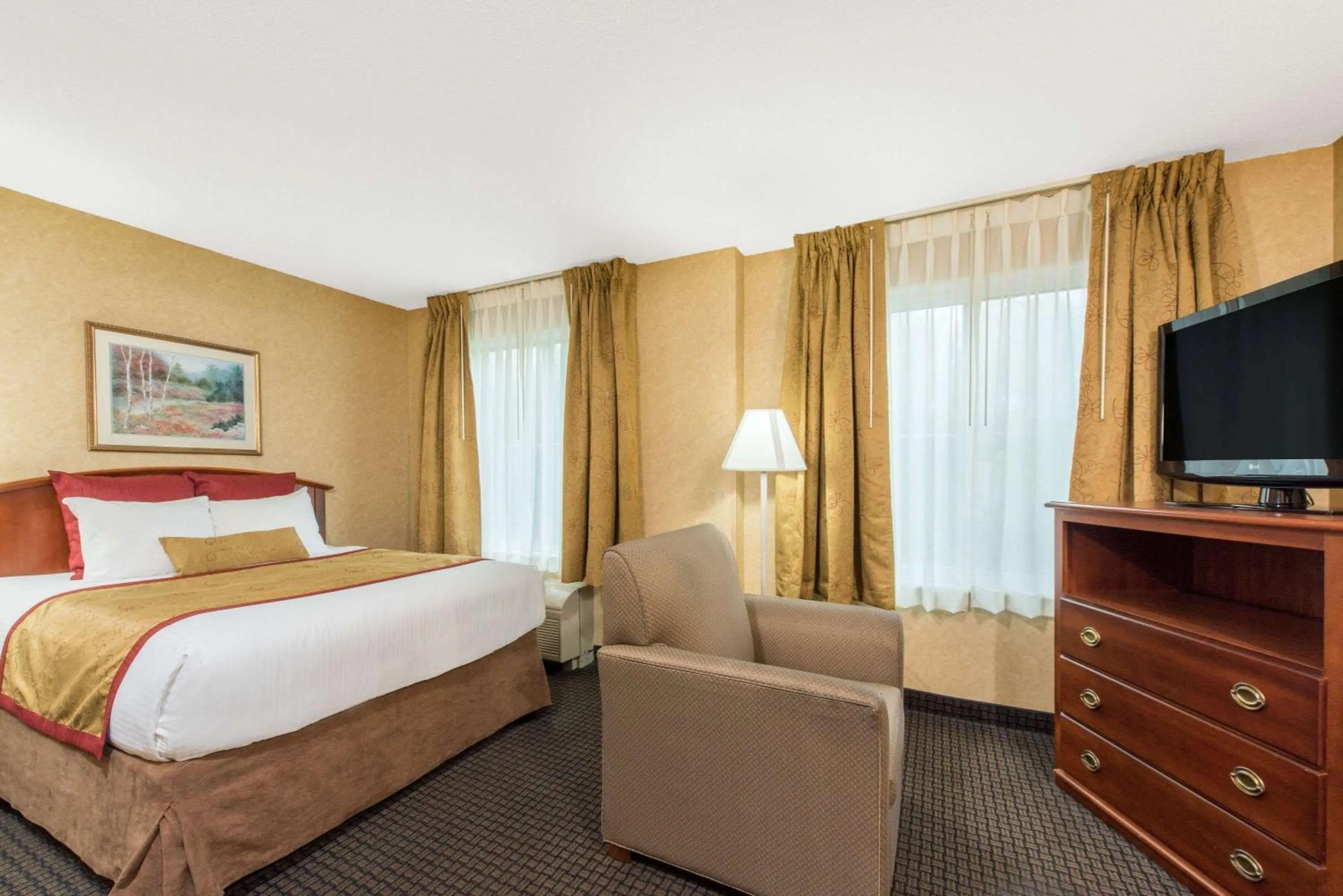 Photo of the whole room, Bed in Lancaster Suites